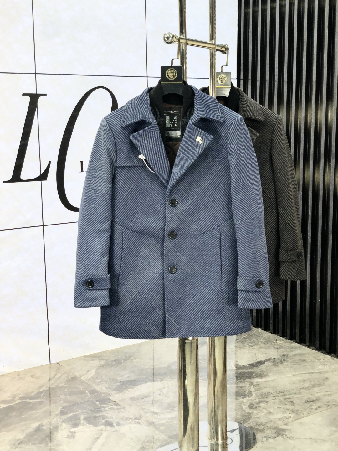 NO:531111,Burberry. Exclusively exclusively supplies new original single men's wool coat, long double-breasted plush jacket, special supply, high-end goods official website, counter synchronization, simple and classic hit style. Simple and neat and refreshing business, the quality workmanship details can stand any form of inspection, absolutely produced by a large manufacturer, presenting a brand new look, giving you a unique upper body experience!  All of them have undergone strict selection process, original customized buttons, simple, generous and versatile style, elegant and handsome on the upper body, and a brand new visual feeling!  Invincible appearance, the details are very good, the upper body is not picky, and the must-have style is reserved. M-xxxL.m wears 175/130 catties, burberry, jackets & coats, alexander wang19860909.巴宝莉.独家专供新款原单男士羊毛大衣长款双排扣毛绒外套渠道特供 高端货官网柜台同步 简约经典大爆款.简洁利落又清爽商务,品质做工细节经得起任何形式检验,绝对大厂代工出品 呈现一种焕然一新,赋予你与众不同的上身体验！均经过严格的挑选工序,原版定制纽扣,简约大方百搭款 上身优雅帅气,焕然一新的即视感！品相无敌,细节都很到位,上身不挑人,必入的自留款. M-xxxL.m穿175/130斤,,burberry,jackets & coats,alexander wang,Men's clothing