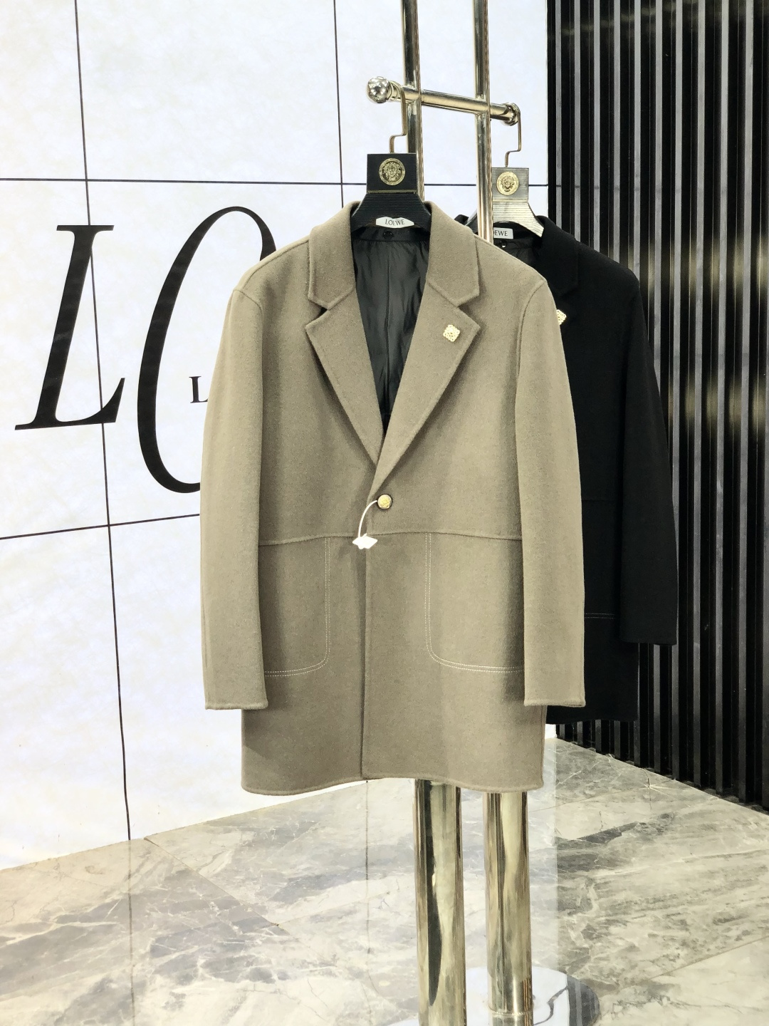 NO:531123,. Luo Yiwei. Exclusively supplies new original single men's wool coat. The disassembled inner liner contains 90 gooseberry. Long double-breasted plush jacket is specially supplied through channels. High-end goods official website and counter synchronization. Simple and classic hit style. Simple and neat and refreshing business. The quality workmanship details can stand any form of inspection. They are absolutely produced by large manufacturers. They present a brand new look and give you a unique upper body experience!  All of them have undergone strict selection process, original customized buttons, simple, generous and versatile style, elegant and handsome on the upper body, and a brand new visual feeling!  Invincible appearance, the details are very good, the upper body is not picky, and the must-have style is reserved. M-xxxL.m wears 175/130 catties, loewe, jackets & coats, alexander wang19860909.罗意威.独家专供新款原单男士羊毛大衣.拆卸内胆含90鹅绒.长款双排扣毛绒外套渠道特供 高端货官网柜台同步 简约经典大爆款.简洁利落又清爽商务,品质做工细节经得起任何形式检验,绝对大厂代工出品 呈现一种焕然一新,赋予你与众不同的上身体验！均经过严格的挑选工序,原版定制纽扣,简约大方百搭款 上身优雅帅气,焕然一新的即视感！品相无敌,细节都很到位,上身不挑人,必入的自留款. M-xxxL.m穿175/130斤,,loewe,jackets & coats,alexander wang,Men's clothing