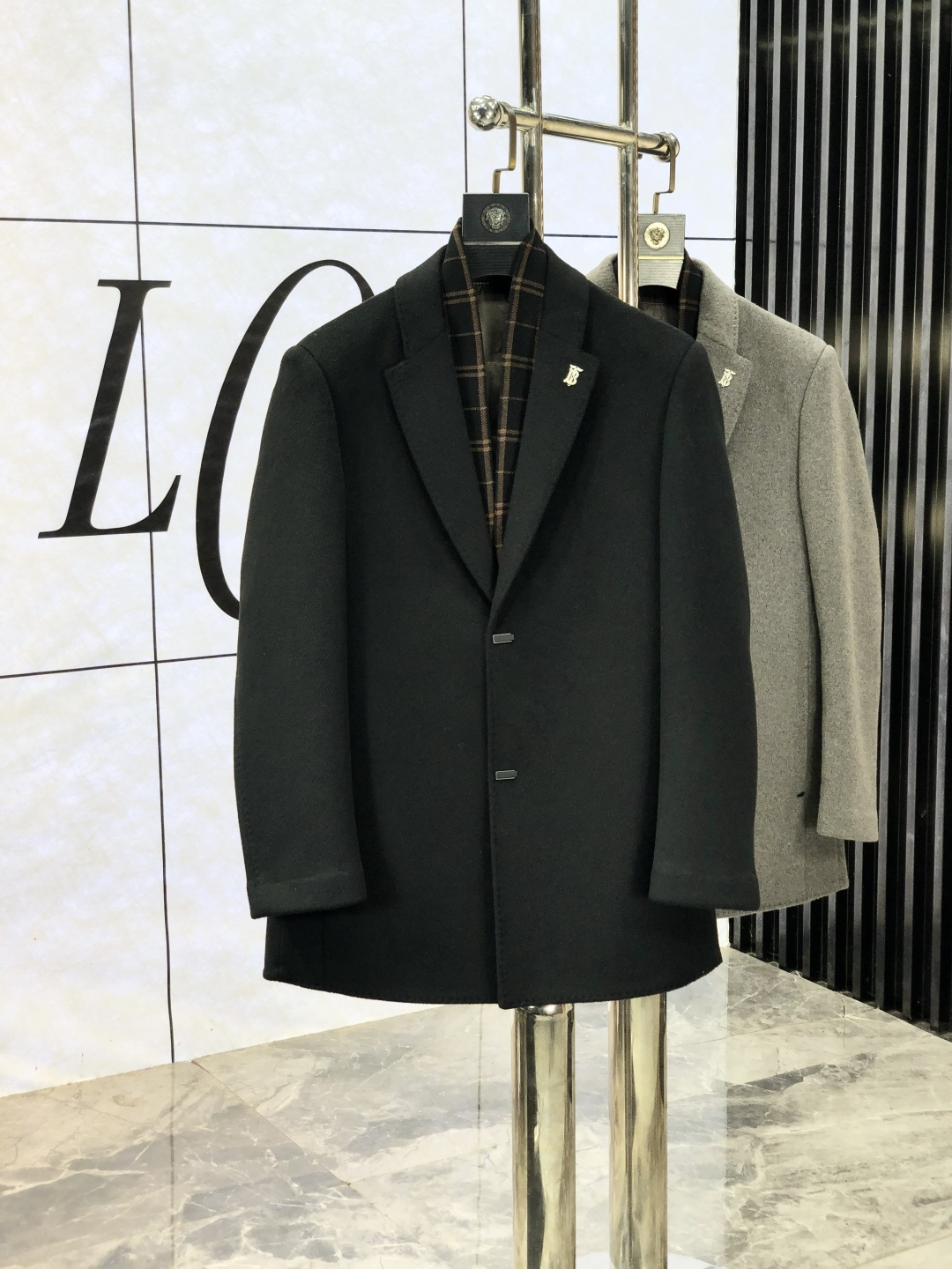 NO:531126,Burberry. Exclusively offers a new original single men's wool coat. The disassembled inner liner contains 90 gooseberry. Long double-breasted plush jacket is specially supplied through channels. High-end goods official website and counter synchronization. Simple and classic hit style. Simple and neat and refreshing business. The quality workmanship details can stand any form of inspection. They are absolutely produced by large manufacturers. They present a brand new look and give you a unique upper body experience!  All of them have undergone strict selection process, original customized buttons, simple, generous and versatile style, elegant and handsome on the upper body, and a brand new visual feeling!  Invincible appearance, the details are very good, the upper body is not picky, and the must-have style is reserved. M-xxxL.m wears 175/130 catties, burberry, jackets & coats, alexander wang19860909.巴宝莉.独家专供新款原单男士羊毛大衣.拆卸内胆含90鹅绒.长款双排扣毛绒外套渠道特供 高端货官网柜台同步 简约经典大爆款.简洁利落又清爽商务,品质做工细节经得起任何形式检验,绝对大厂代工出品 呈现一种焕然一新,赋予你与众不同的上身体验！均经过严格的挑选工序,原版定制纽扣,简约大方百搭款 上身优雅帅气,焕然一新的即视感！品相无敌,细节都很到位,上身不挑人,必入的自留款. M-xxxL.m穿175/130斤,,burberry,jackets & coats,alexander wang,Men's clothing