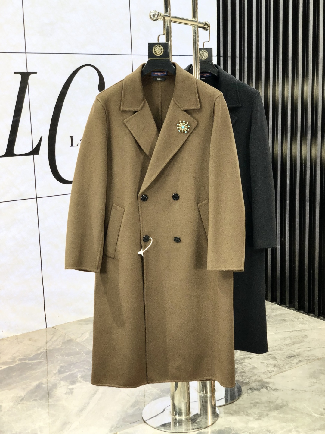 NO:531114,.LV. Exclusively specializes in the new original single men's wool coat. Long double-breasted plush jacket is specially supplied through channels. High-end goods official website and counter synchronization. Simple and classic hit style. Simple and neat and refreshing business. The quality workmanship details can stand any form of inspection. They are absolutely produced by large manufacturers. They present a brand new look and give you a unique upper body experience!  All of them have undergone strict selection process, original customized buttons, simple, generous and versatile style, elegant and handsome on the upper body, and a brand new visual feeling!  Invincible appearance, the details are very good, the upper body is not picky, and the must-have style is reserved. M-xxxL.m wears 175/130 catties, louis vuitton, jackets & coats, alexander wang19860909.LV.独家专供新款原单男士羊毛大衣.长款双排扣毛绒外套渠道特供 高端货官网柜台同步 简约经典大爆款.简洁利落又清爽商务,品质做工细节经得起任何形式检验,绝对大厂代工出品 呈现一种焕然一新,赋予你与众不同的上身体验！均经过严格的挑选工序,原版定制纽扣,简约大方百搭款 上身优雅帅气,焕然一新的即视感！品相无敌,细节都很到位,上身不挑人,必入的自留款. M-xxxL.m穿175/130斤,,louis vuitton,jackets & coats,alexander wang,Men's clothing