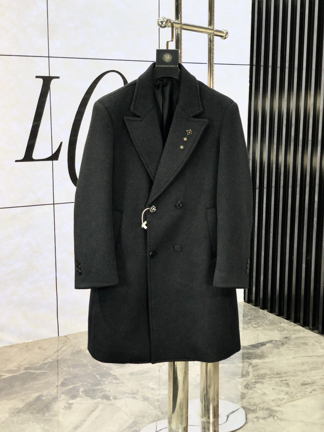 NO:531117,.Lv. Exclusively specializes in the new original single men's wool coat. Long double-breasted plush jacket is specially supplied through channels. High-end goods official website and counter synchronization. Simple and classic hit style. Simple and neat and refreshing business. The quality workmanship details can stand any form of inspection. They are absolutely produced by large manufacturers. They present a brand new look and give you a unique upper body experience!  All of them have undergone strict selection process, original customized buttons, simple, generous and versatile style, elegant and handsome on the upper body, and a brand new visual feeling!  Invincible appearance, the details are very good, the upper body is not picky, and the must-have style is reserved. M-xxxL.m wears 175/130 catties, louis vuitton, jackets & coats, alexander wang19860909.Lv.独家专供新款原单男士羊毛大衣.长款双排扣毛绒外套渠道特供 高端货官网柜台同步 简约经典大爆款.简洁利落又清爽商务,品质做工细节经得起任何形式检验,绝对大厂代工出品 呈现一种焕然一新,赋予你与众不同的上身体验！均经过严格的挑选工序,原版定制纽扣,简约大方百搭款 上身优雅帅气,焕然一新的即视感！品相无敌,细节都很到位,上身不挑人,必入的自留款. M-xxxL.m穿175/130斤,,louis vuitton,jackets & coats,alexander wang,Men's clothing