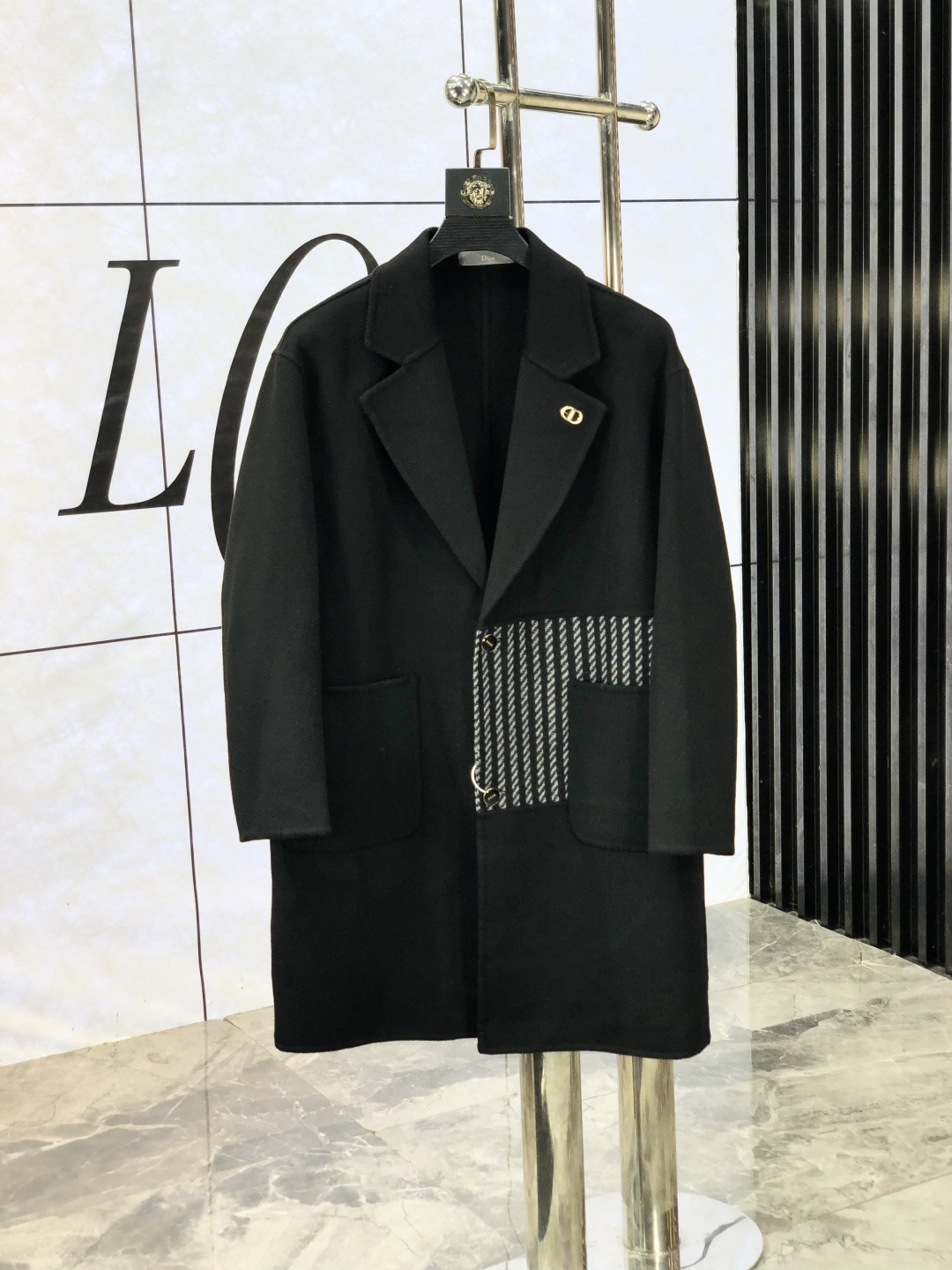 NO:531120,.Dior. Exclusively supplies new original single men's wool coats. Long double-breasted plush jackets are specially provided through channels. High-end goods official website and counter synchronization. Simple and classic hit style. Simple and neat and refreshing business. The quality workmanship details can stand any form of inspection. They are absolutely produced by large manufacturers. They present a brand new look and give you a unique upper body experience!  All of them have undergone strict selection process, original customized buttons, simple, generous and versatile style, elegant and handsome on the upper body, and a brand new visual feeling!  Invincible appearance, the details are very good, the upper body is not picky, and the must-have style is reserved. M-xxxL.m wears 175/130 catties, dior, jackets & coats, alexander wang19860909.Dior.独家专供新款原单男士羊毛大衣.长款双排扣毛绒外套渠道特供 高端货官网柜台同步 简约经典大爆款.简洁利落又清爽商务,品质做工细节经得起任何形式检验,绝对大厂代工出品 呈现一种焕然一新,赋予你与众不同的上身体验！均经过严格的挑选工序,原版定制纽扣,简约大方百搭款 上身优雅帅气,焕然一新的即视感！品相无敌,细节都很到位,上身不挑人,必入的自留款. M-xxxL.m穿175/130斤,,dior,jackets & coats,alexander wang,Men's clothing