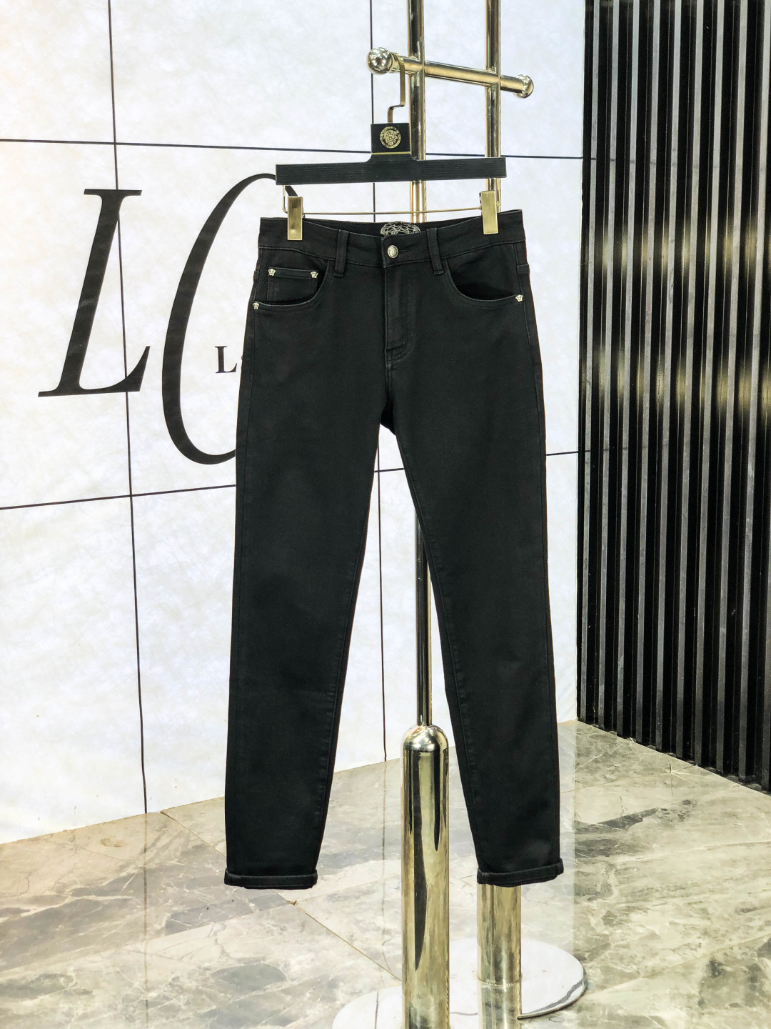 NO:538490,.Versey. The official counter is released simultaneously on the counter, 2025SS autumn and winter new men's casual jeans, original single quality, custom-made original denim fabric for counter, logo pattern design, original hardware and accessories for 6 trousers, three-dimensional and clear, realistic effect, super trendy and personalized, fashionable and stylish on the upper body!  Trendy men's must-have items, 29-38, versace, jeans, alexander wang19860909.范思哲.官网专柜同步发售,2025SS秋冬新品男士休闲牛仔裤,原单品质,专柜定制原版牛仔面料,logo图案设计,6裤身原版五金辅料装饰,立体清晰,效果逼真,超级潮流个性,上身时尚有型！潮男必备单品 码数29-38,,versace,jeans,alexander wang,Men's clothing