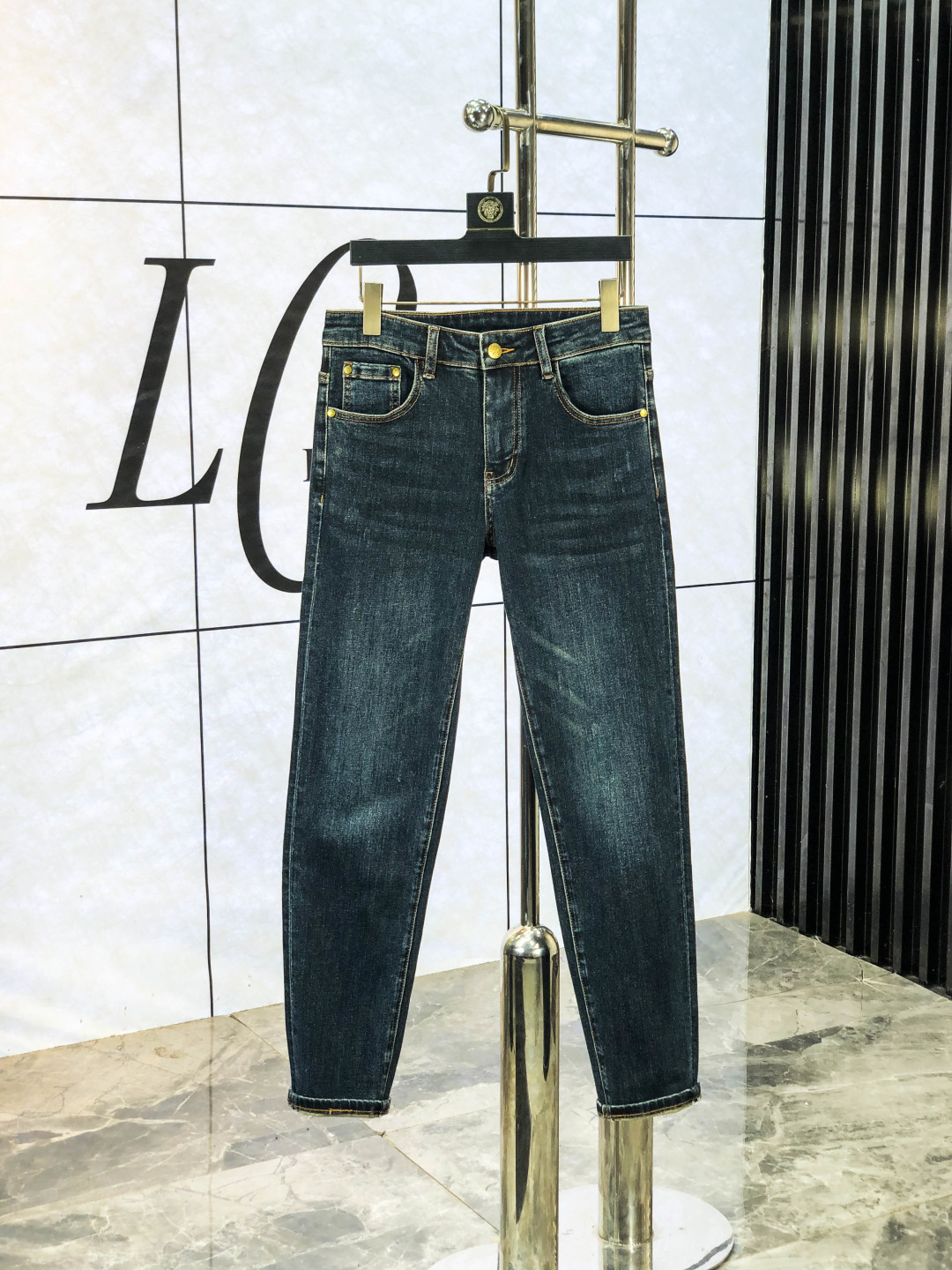 NO:538493,. Luo Yiwei. The official counter is released simultaneously, 2025SS autumn and winter new men's casual jeans, original single quality, customized original denim fabric for counter, logo pattern design, original hardware and accessories for 6 trousers, three-dimensional and clear, realistic effect, super trendy and individual, fashionable and stylish upper body!  Trendy men's must-have items, 29-38, loewe, jeans, alexander wang19860909.罗意威.官网专柜同步发售,2025SS秋冬新品男士休闲牛仔裤,原单品质,专柜定制原版牛仔面料,logo图案设计,6裤身原版五金辅料装饰,立体清晰,效果逼真,超级潮流个性,上身时尚有型！潮男必备单品 码数29-38,,loewe,jeans,alexander wang,Men's clothing