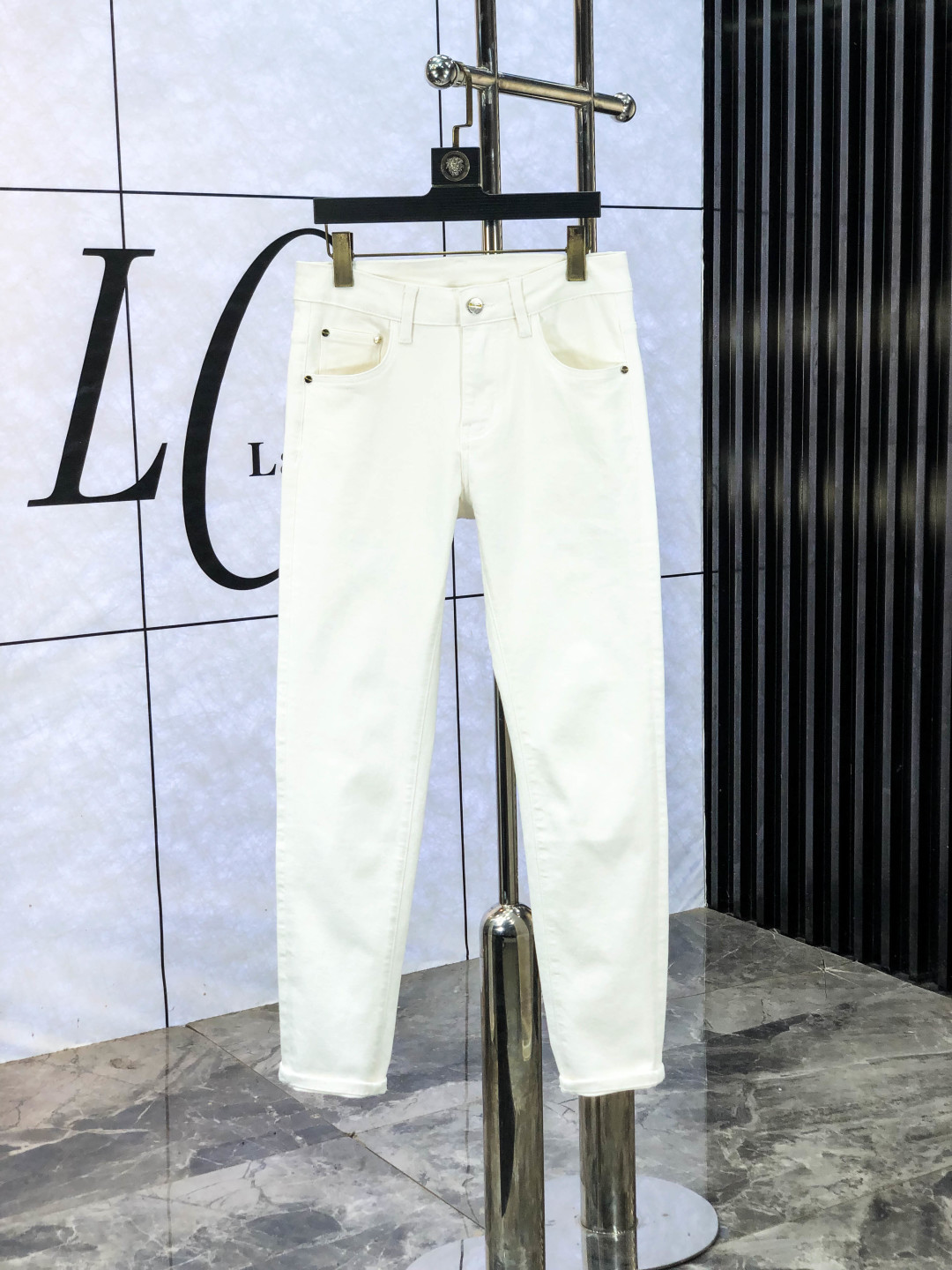 NO:538499,.Fendi. The official counter on the official website is released simultaneously, 2025SS autumn and winter new men's casual jeans, original single quality, customized original denim fabric for counter, logo pattern design, 6-pants original hardware and auxiliary materials decoration, three-dimensional and clear, realistic effect, super trendy and personalized, fashionable and stylish upper body!  Trendy men's must-have items, 29-38, fendi, jeans, alexander wang19860909.芬迪.官网专柜同步发售,2025SS秋冬新品男士休闲牛仔裤,原单品质,专柜定制原版牛仔面料,logo图案设计,6裤身原版五金辅料装饰,立体清晰,效果逼真,超级潮流个性,上身时尚有型！潮男必备单品 码数29-38,,fendi,jeans,alexander wang,Men's clothing