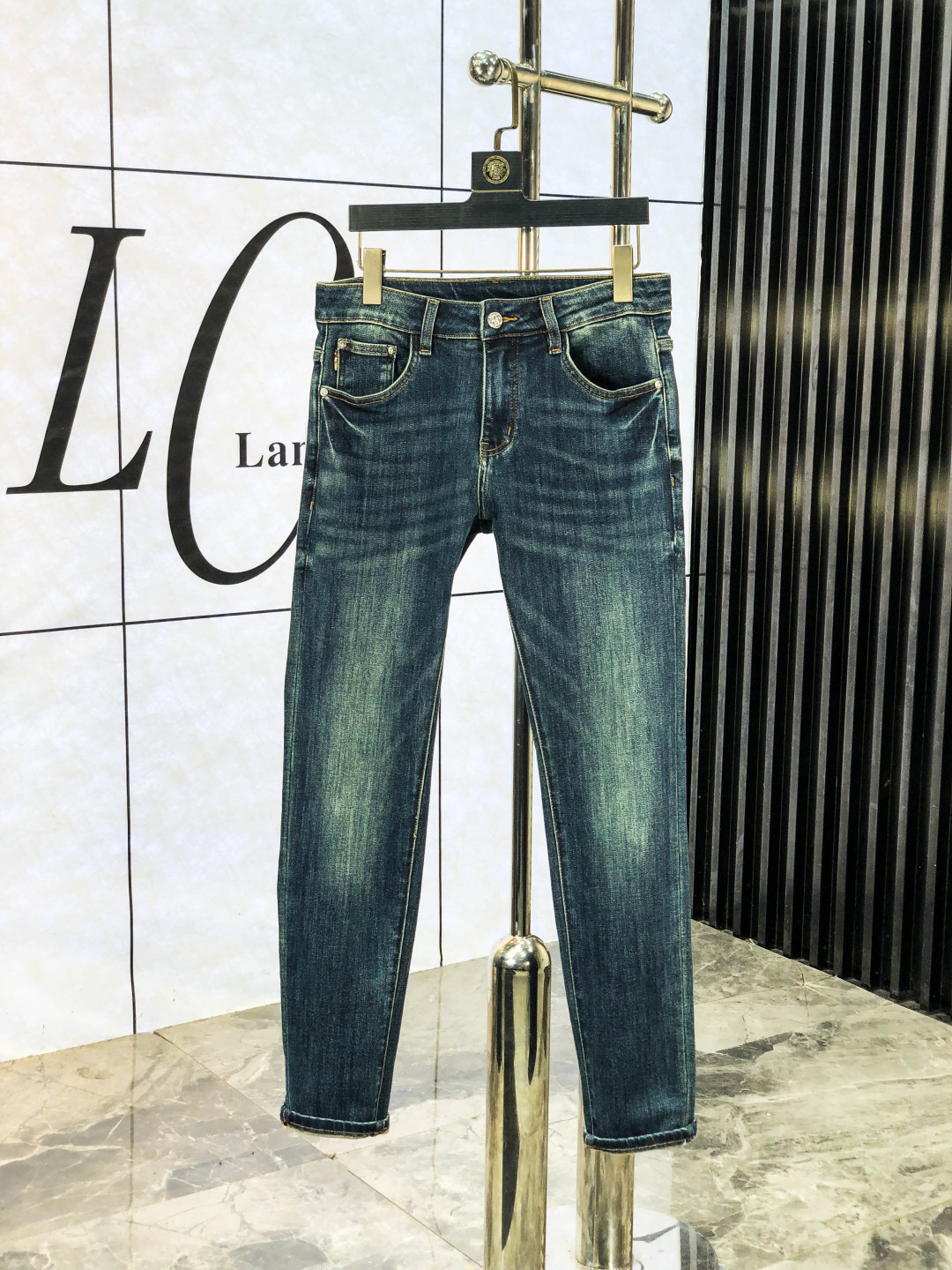 NO:538505,.Burberry. The official counter on the official website is released simultaneously, 2025SS autumn and winter new men's casual jeans, original single quality, customized original denim fabric for counter, logo pattern design, 6-pants original hardware and auxiliary materials decoration, three-dimensional and clear, realistic effect, super trendy and personalized, fashionable and stylish upper body!  Trendy men's must-have items, 29-38, burberry, jeans, alexander wang19860909.巴宝莉.官网专柜同步发售,2025SS秋冬新品男士休闲牛仔裤,原单品质,专柜定制原版牛仔面料,logo图案设计,6裤身原版五金辅料装饰,立体清晰,效果逼真,超级潮流个性,上身时尚有型！潮男必备单品 码数29-38,,burberry,jeans,alexander wang,Men's clothing