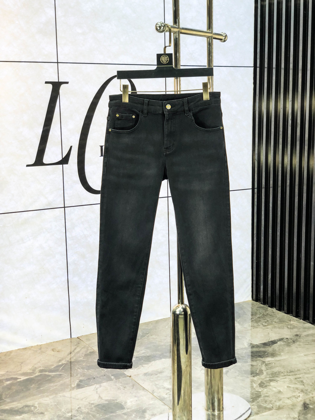 NO:538508,.Fendi. The official counter on the official website is released simultaneously, 2025SS autumn and winter new men's casual jeans, original single quality, customized original denim fabric for counter, logo pattern design, 6-pants original hardware and auxiliary materials decoration, three-dimensional and clear, realistic effect, super trendy and personalized, fashionable and stylish upper body!  Trendy men's must-have items, 29-38, fendi, jeans, alexander wang19860909.芬迪.官网专柜同步发售,2025SS秋冬新品男士休闲牛仔裤,原单品质,专柜定制原版牛仔面料,logo图案设计,6裤身原版五金辅料装饰,立体清晰,效果逼真,超级潮流个性,上身时尚有型！潮男必备单品 码数29-38,,fendi,jeans,alexander wang,Men's clothing