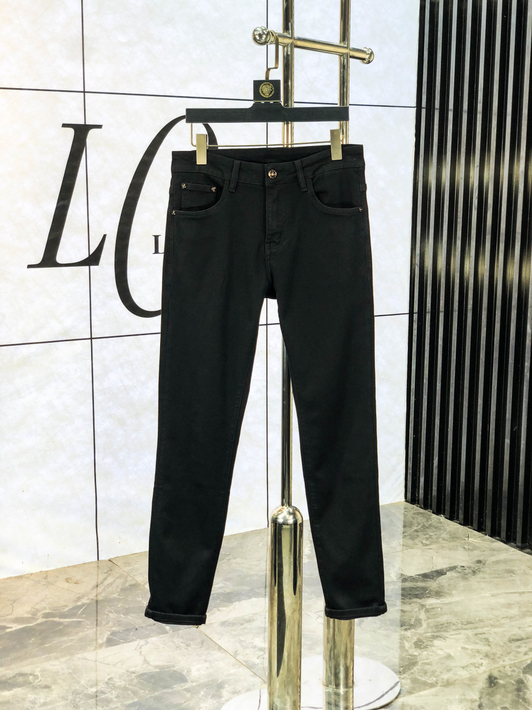 NO:538488,.Alo. The official counter on the official website is released simultaneously, 2025SS autumn and winter new men's casual jeans, original single quality, customized original denim fabric for counter, logo pattern design, original hardware and accessories for 6 trousers, three-dimensional and clear, realistic effect, super trendy and personalized, fashionable and stylish on the upper body!  Trendy men's must-have items, 29-38, jeans, alexander wang19860909.Alo .官网专柜同步发售,2025SS秋冬新品男士休闲牛仔裤,原单品质,专柜定制原版牛仔面料,logo图案设计,6裤身原版五金辅料装饰,立体清晰,效果逼真,超级潮流个性,上身时尚有型！潮男必备单品 码数29-38,,jeans,alexander wang,Men's clothing