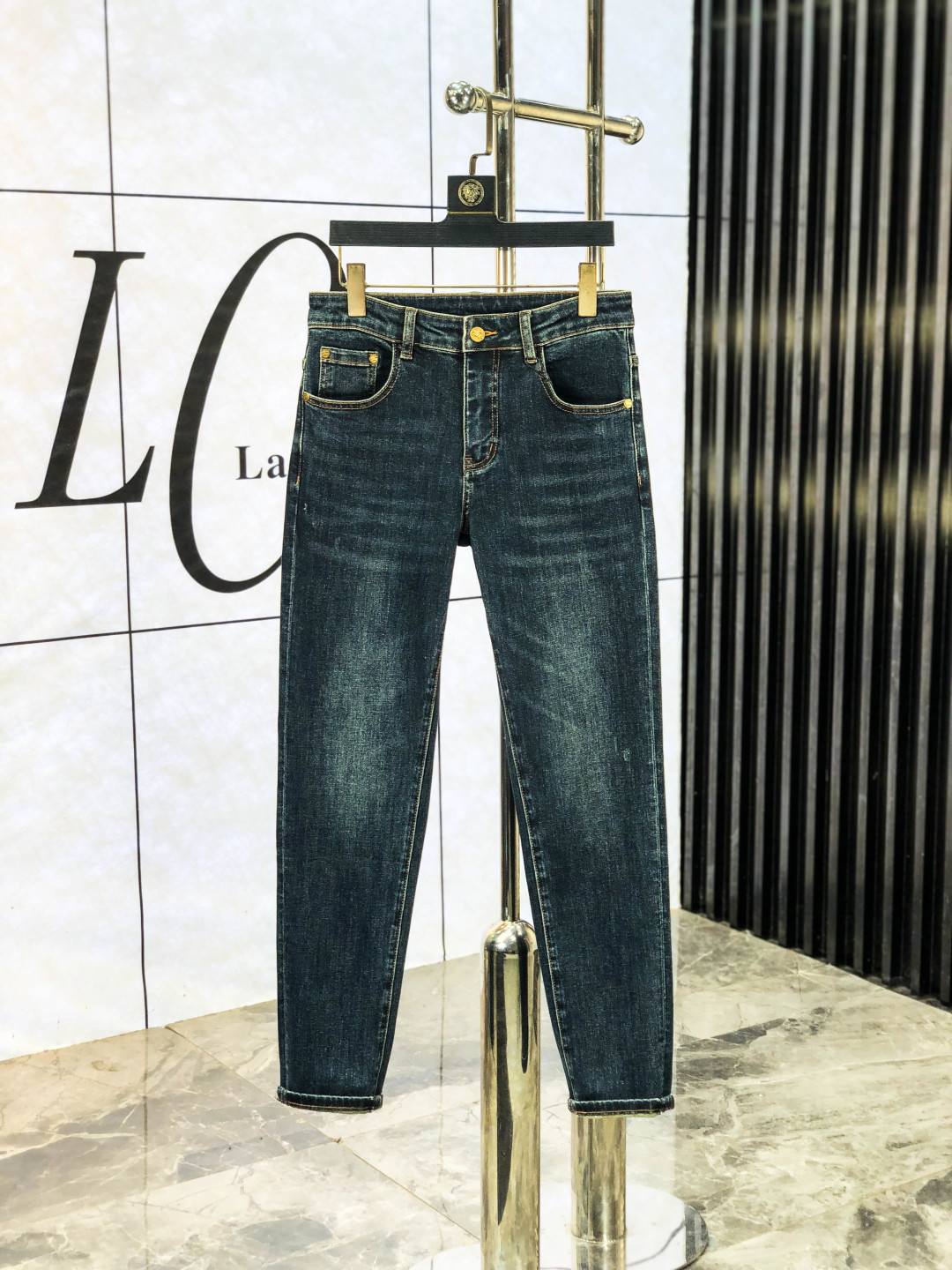 NO:538500,.Burberry. The official counter on the official website is released simultaneously, 2025SS autumn and winter new men's casual jeans, original single quality, customized original denim fabric for counter, logo pattern design, 6-pants original hardware and auxiliary materials decoration, three-dimensional and clear, realistic effect, super trendy and personalized, fashionable and stylish upper body!  Trendy men's must-have items, 29-38, burberry, jeans, alexander wang19860909.巴宝莉.官网专柜同步发售,2025SS秋冬新品男士休闲牛仔裤,原单品质,专柜定制原版牛仔面料,logo图案设计,6裤身原版五金辅料装饰,立体清晰,效果逼真,超级潮流个性,上身时尚有型！潮男必备单品 码数29-38,,burberry,jeans,alexander wang,Men's clothing