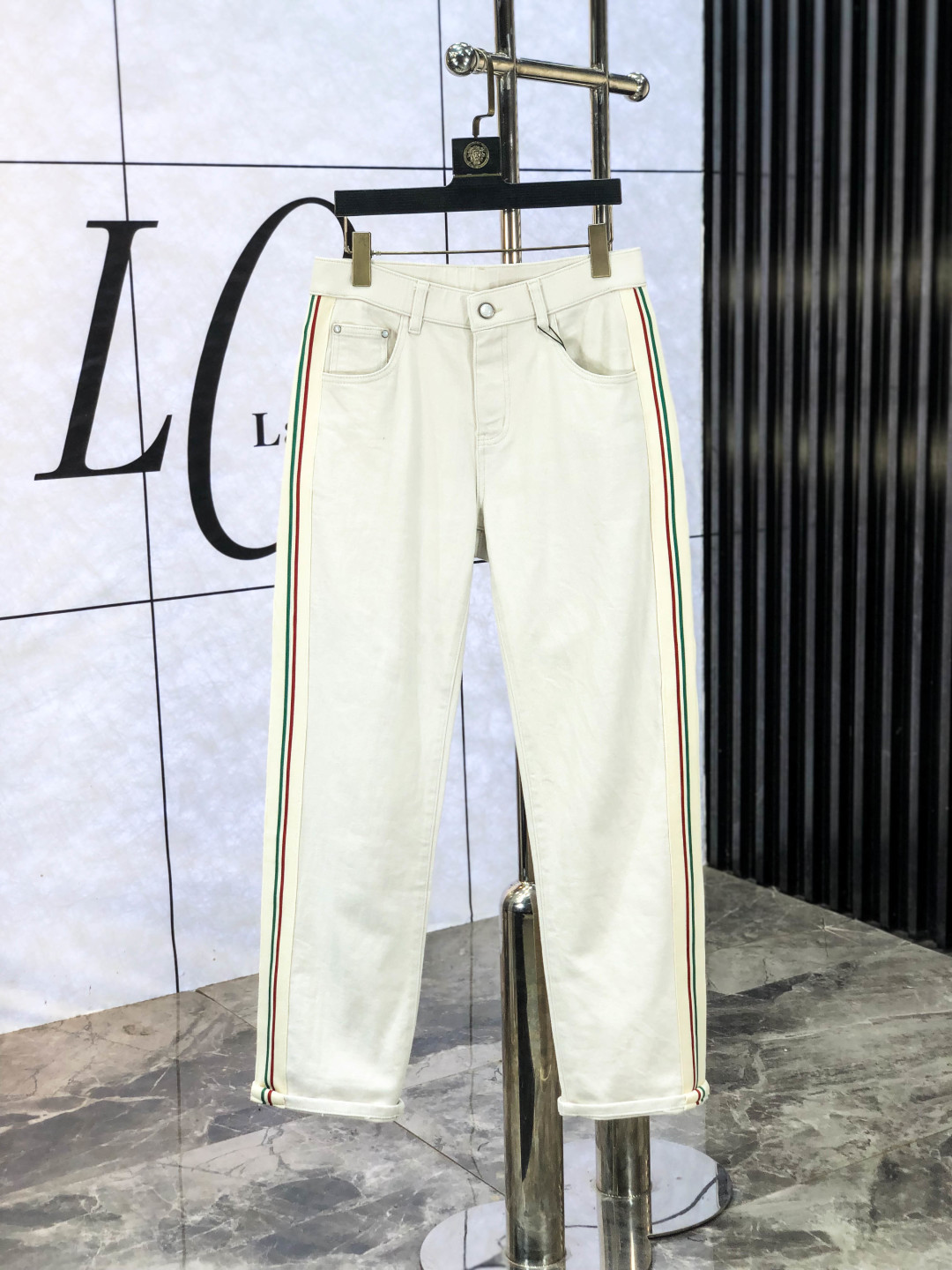 NO:538509,.Lv. The official counter on the official website is released simultaneously, 2025SS autumn and winter new men's casual jeans, original single quality, customized original denim fabric for counter, logo pattern design, original hardware and accessories for 6 trousers, three-dimensional and clear, realistic effect, super trendy and personalized, fashionable and stylish on the upper body!  Trendy men's must-have items 29-38, louis vuitton, jeans, alexander wang19860909.Lv.官网专柜同步发售,2025SS秋冬新品男士休闲牛仔裤,原单品质,专柜定制原版牛仔面料,logo图案设计,6裤身原版五金辅料装饰,立体清晰,效果逼真,超级潮流个性,上身时尚有型！潮男必备单品 码数29-38,,louis vuitton,jeans,alexander wang,Men's clothing