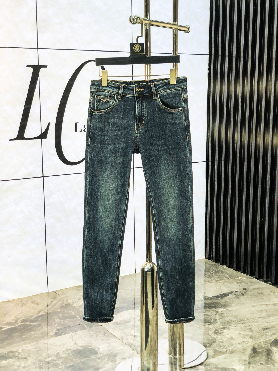 NO:538514,.Amani. The official counter on the official website is released simultaneously, 2025SS autumn and winter new men's casual jeans, original single quality, custom-made original denim fabric for counter, logo pattern design, original hardware and accessories for 6 trousers, three-dimensional and clear, realistic effect, super trendy and personalized, fashionable and stylish on the upper body!  Trendy men's must-have items, number 29-38,,armani,jeans,alexander wang19860909.阿玛尼.官网专柜同步发售,2025SS秋冬新品男士休闲牛仔裤,原单品质,专柜定制原版牛仔面料,logo图案设计,6裤身原版五金辅料装饰,立体清晰,效果逼真,超级潮流个性,上身时尚有型！潮男必备单品 码数29-38,,armani,jeans,alexander wang,Men's clothing