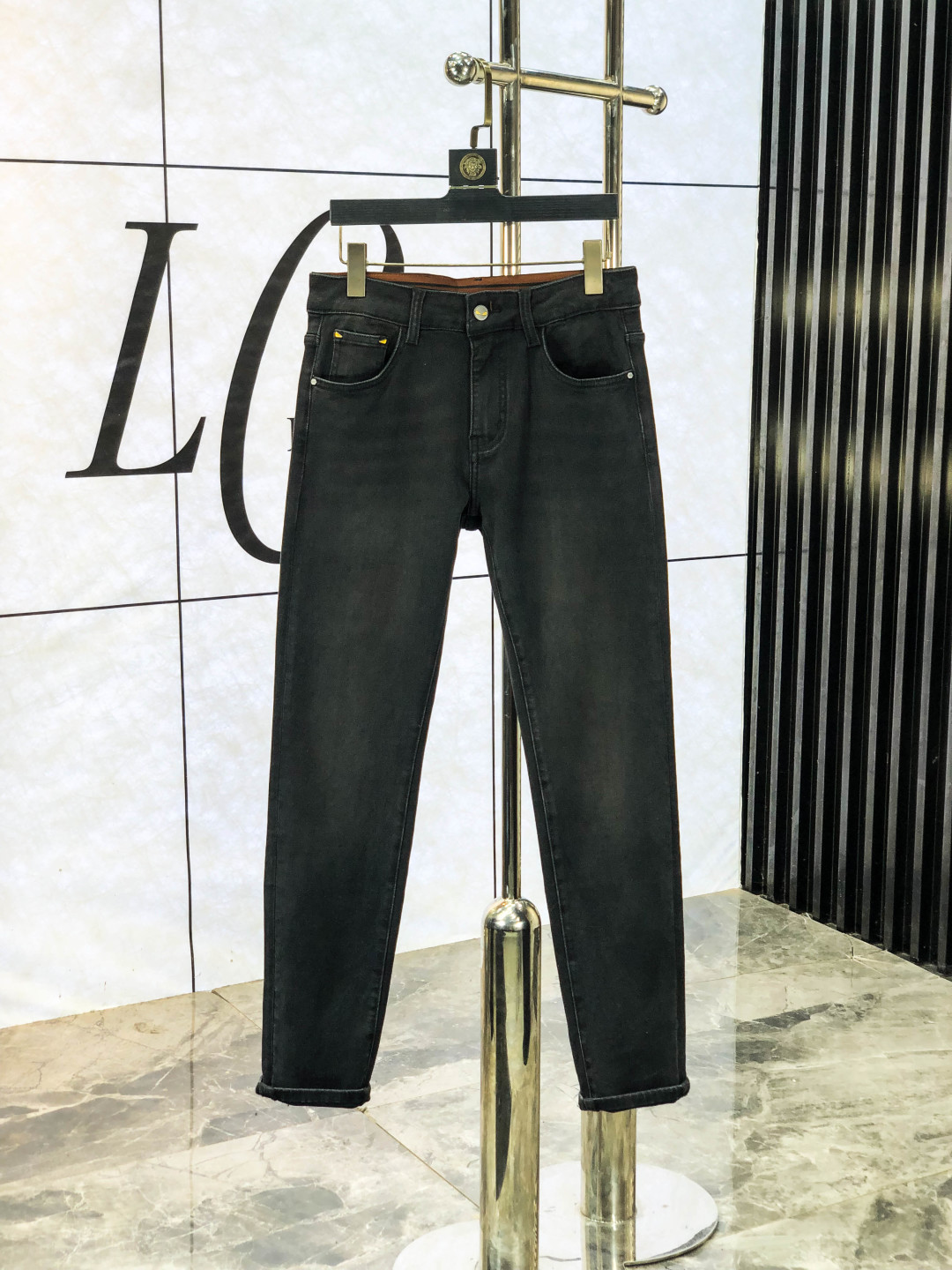 NO:538516,.Fendi. The official counter on the official website is released simultaneously, 2025SS autumn and winter new men's casual jeans, original single quality, customized original denim fabric for counter, logo pattern design, 6-pants original hardware and auxiliary materials decoration, three-dimensional and clear, realistic effect, super trendy and personalized, fashionable and stylish upper body!  Trendy men's must-have items, 29-38, fendi, jeans, alexander wang19860909.芬迪.官网专柜同步发售,2025SS秋冬新品男士休闲牛仔裤,原单品质,专柜定制原版牛仔面料,logo图案设计,6裤身原版五金辅料装饰,立体清晰,效果逼真,超级潮流个性,上身时尚有型！潮男必备单品 码数29-38,,fendi,jeans,alexander wang,Men's clothing