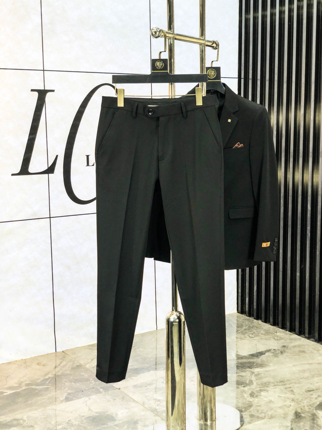 NO:538520,.Lv. New autumn and winter blended fabric men's suit sets look fresher and softer, suitable for daily casual or business casual occasions; dark gray styles are more stable and formal, suitable for more serious business scenarios. The slim fit design can fit the wearer's figure well, show a capable and neat image, highlight the men's body lines, and avoid the bloated feeling of traditional suits. Fabric details The fabric is blended with 63 polyester fiber, 28.4 cotton, 5.6 acetic acid and a small amount of wool. Polyester fiber makes the jacket crisp and wrinkle-resistant and easy to care for; cotton increases softness and moisture absorption; acetate fiber enhances gloss and drapes; wool gives the jacket warmth and texture.  The surface of the fabric presents a fine striped texture, which increases the visual layering, making the jacket look more refined, and also has a certain retro style. With the classic flat head design, this style of the head is relatively versatile and suitable for many occasions, from daily commuting to more formal business activities, it can be easily controlled. There is no obvious decorative button at the cuffs, and the design is simple and elegant, in line with the overall simple style. Elbow patches The elbow positions of the two jackets are equipped with oval patches, the material looks suede, and the color matches the main color of the jacket. This design is not only decorative, but also enhances the wear resistance of the elbow position. The buttons are made of buttons of the same color as the color of the clothes. The button surface is smooth and the four-eye design is unified with the overall style, low-key and refined.  It has a chest oblique pocket design, with the brand's iconic 'LP' word, which not only increases practicality, facilitates small objects, but also highlights the brand's characteristics; in addition, there is also a patch pocket below for daily use. The color of the lining is in harmony with the main color of the jacket, the lining material is smooth, making it more comfortable to wear, and also increases the rigidity of the jacket. The jacket is 48-58. The pants are 28-36. The jacket is worn 175/130 catties.,,louis vuitton,loro piana,jackets & coats,business suit,chamois leather,alexander wang19860909.Lv.秋冬新款混纺面料男士西装套装 显得更加清新、柔和,适合日常休闲或商务休闲场合；深灰色款则更显沉稳、正式,适用于较为严肃的商务场景 . 采用修身版型设计,能够很好地贴合穿着者的身形,展现出干练、利落的形象,凸显男士的身材线条,避免传统西装的臃肿感. 面料细节 面料成分为63聚酯纤维、28.4人棉、5.6醋酸以及少量羊毛等混纺 .聚酯纤维使外套挺括抗皱,易于打理；人棉增加柔软度和吸湿性；醋酸纤维提升光泽感和垂坠感；羊毛则赋予外套保暖性和质感. 面料表面呈现出细密的条纹纹理,增加了视觉层次感,让外套看起来更加精致,同时也带有一定的复古风格. 经典的平驳头设计,这种驳头款式较为百搭,适合多种场合,从日常通勤到较为正式的商务活动都能轻松驾驭. 袖口处没有明显的装饰扣,设计简洁大方,符合整体的简约风格. 肘部补丁两件外套的肘部位置都配有椭圆形的补丁,材质看起来像是麂皮,颜色与外套主体颜色搭配和谐.这一设计不仅具有装饰性,还能增强肘部位置的耐磨性. 纽扣采用与衣服颜色同色的纽扣,纽扣表面光滑,四眼设计,与整体风格统一,低调又不失精致感. 设有胸前斜插口袋设计,带有品牌标志性的“LP‘字样,既增加了实用性,方便放置小物件,又彰显了品牌特色 ；此外还设有下方的贴袋,方便日常使用. 内衬颜色与外套主体颜色相协调,内衬材质光滑,穿着时更加舒适,同时也增加了外套的挺括度 .外套48-58.裤子28-36.L外套穿175/130斤.,,louis vuitton,loro piana,jackets & coats,business suit,chamois leather,alexander wang,Men's clothing