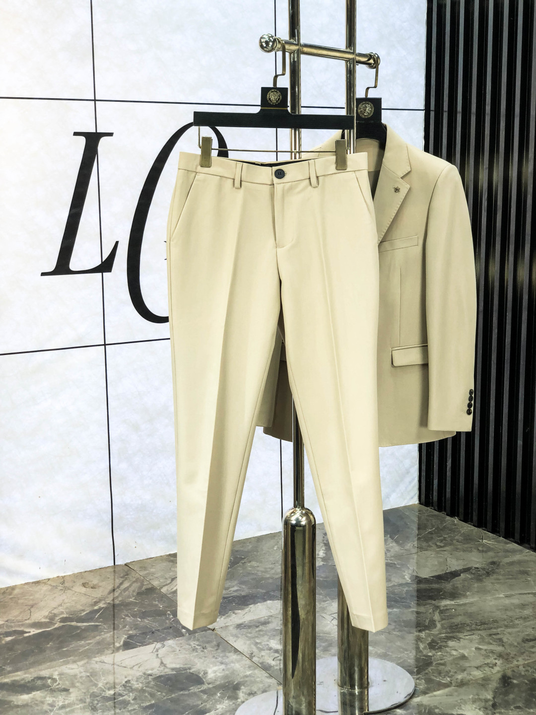 NO:538521,.Dior. New autumn and winter blended fabric men's suit sets look fresher and softer, suitable for daily casual or business casual occasions; dark gray styles are more stable and formal, suitable for more serious business scenarios. The slim fit design can fit the wearer's figure well, show a capable and neat image, highlight the men's body lines, and avoid the bloated feeling of traditional suits. Fabric details The fabric is blended with 63 polyester fiber, 28.4 cotton, 5.6 acetic acid and a small amount of wool. Polyester fiber makes the jacket crisp and wrinkle-resistant and easy to care for; cotton increases softness and moisture absorption; acetate fiber enhances gloss and drape; wool gives the jacket warmth and texture.  The surface of the fabric presents a fine striped texture, which increases the visual layering, making the jacket look more refined, and also has a certain retro style. With the classic flat head design, this style of the head is relatively versatile and suitable for many occasions, from daily commuting to more formal business activities, it can be easily controlled. There is no obvious decorative button at the cuffs, and the design is simple and elegant, in line with the overall simple style. Elbow patches The elbow positions of the two jackets are equipped with oval patches, the material looks suede, and the color matches the main color of the jacket. This design is not only decorative, but also enhances the wear resistance of the elbow position. The buttons are made of buttons of the same color as the color of the clothes. The button surface is smooth and the four-eye design is unified with the overall style, low-key and refined.  It has a chest oblique pocket design, with the brand's iconic 'LP' word, which not only increases practicality, facilitates placing small objects, but also highlights the brand's characteristics; in addition, there is also a patch pocket below for daily use. The color of the lining is in harmony with the main color of the jacket, the lining material is smooth, making it more comfortable to wear, and also increases the clarity of the jacket. The jacket is 48-58. The pants are 28-36. The jacket is worn 175/130 catties.,,dior,loro piana, jackets & coats,business suit,chamois leather,alexander wang19860909.Dior.秋冬新款混纺面料男士西装套装 显得更加清新、柔和,适合日常休闲或商务休闲场合；深灰色款则更显沉稳、正式,适用于较为严肃的商务场景 . 采用修身版型设计,能够很好地贴合穿着者的身形,展现出干练、利落的形象,凸显男士的身材线条,避免传统西装的臃肿感. 面料细节 面料成分为63聚酯纤维、28.4人棉、5.6醋酸以及少量羊毛等混纺 .聚酯纤维使外套挺括抗皱,易于打理；人棉增加柔软度和吸湿性；醋酸纤维提升光泽感和垂坠感；羊毛则赋予外套保暖性和质感. 面料表面呈现出细密的条纹纹理,增加了视觉层次感,让外套看起来更加精致,同时也带有一定的复古风格. 经典的平驳头设计,这种驳头款式较为百搭,适合多种场合,从日常通勤到较为正式的商务活动都能轻松驾驭. 袖口处没有明显的装饰扣,设计简洁大方,符合整体的简约风格. 肘部补丁两件外套的肘部位置都配有椭圆形的补丁,材质看起来像是麂皮,颜色与外套主体颜色搭配和谐.这一设计不仅具有装饰性,还能增强肘部位置的耐磨性. 纽扣采用与衣服颜色同色的纽扣,纽扣表面光滑,四眼设计,与整体风格统一,低调又不失精致感. 设有胸前斜插口袋设计,带有品牌标志性的“LP‘字样,既增加了实用性,方便放置小物件,又彰显了品牌特色 ；此外还设有下方的贴袋,方便日常使用. 内衬颜色与外套主体颜色相协调,内衬材质光滑,穿着时更加舒适,同时也增加了外套的挺括度 .外套48-58.裤子28-36.L外套穿175/130斤.,,dior,loro piana,jackets & coats,business suit,chamois leather,alexander wang,Men's clothing