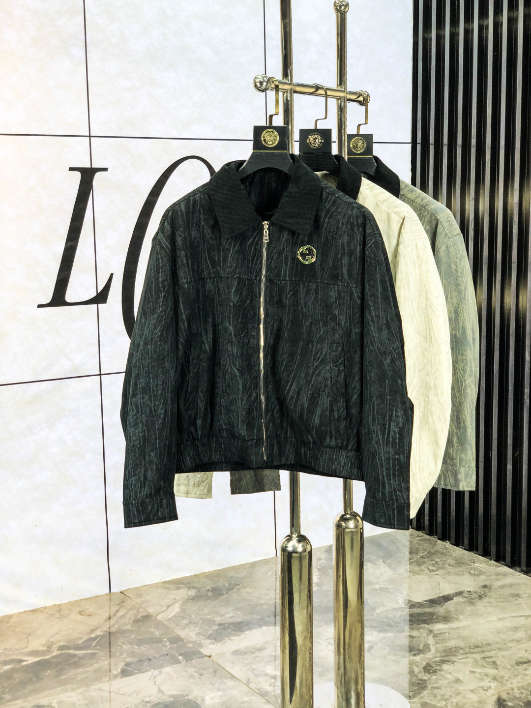 NO:729043,Replace after the end of the year. .Gucci.25 new autumn and winter jackets are on sale for casual daily wear!  The upper body modifies the body shape, perfectly integrating fashion aesthetics and new urban business and leisure concepts. The whole body interprets the Italian minimalist, capable and outdoor functional style to the extreme. It is both solemn and harmonious. 1f creates a unique styling item. The overall outline tends to be simple style.  It's something you can meet but can't ask for!  Size m-3XL m wears 175/130,,gucci,jackets & coats,jackets & coats,19860909年后退换. .Gucci.25秋冬新品发售夹克外套,休闲日常穿搭！上身修饰身形、将时装美学和新都市商务休闲概念完美融合,通体将意式的极简、干练和户外功能性风格极致诠释,亦庄亦谐,1f塑造出别具一格的造型单品,整体轮廓趋于简约风格,f颇为个性且雅痞的细节处理,丰富了整体视觉.衣橱商务休闲绝佳的高出勤率！可遇而不可求！码数m-3XL m穿175/130,,gucci,jackets & coats,jackets & coats,,Men's clothing