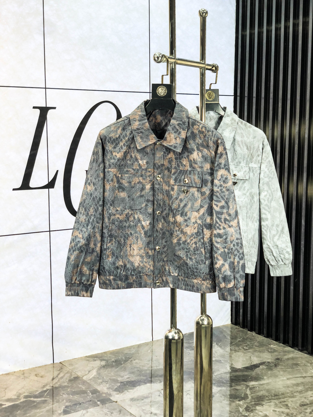 NO:729031,Replace after the new year. Prada.25 new autumn and winter jackets are on sale for casual daily wear!  The upper body modifies the body shape, perfectly integrating fashion aesthetics and new urban business and leisure concepts. The whole body interprets the Italian minimalist, capable and outdoor functional style to the extreme. It is both solemn and harmonious. 1f creates a unique styling item. The overall outline tends to be simple style.  It's something you can meet but can't ask for!  Size m-3XL m wears 175/130,,prada,jackets & coats,jackets & coats,19860909年后退换. .普拉达.25秋冬新品发售夹克外套,休闲日常穿搭！上身修饰身形、将时装美学和新都市商务休闲概念完美融合,通体将意式的极简、干练和户外功能性风格极致诠释,亦庄亦谐,1f塑造出别具一格的造型单品,整体轮廓趋于简约风格,f颇为个性且雅痞的细节处理,丰富了整体视觉.衣橱商务休闲绝佳的高出勤率！可遇而不可求！码数m-3XL m穿175/130,,prada,jackets & coats,jackets & coats,,Men's clothing