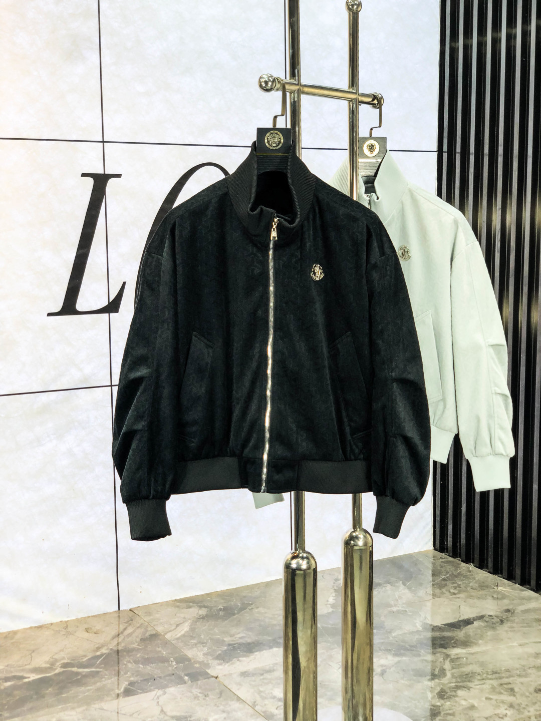 NO:729037,Replace after the new year. .Mask. 25 new autumn and winter jackets for sale, casual daily wear!  The upper body modifies the body shape, perfectly integrating fashion aesthetics and new urban business and leisure concepts. The whole body interprets the Italian minimalist, capable and outdoor functional style to the extreme. It is both solemn and harmonious. 1f creates a unique styling item. The overall outline tends to be simple style.  It's something you can meet but can't ask for!  Size m-3XL m wears 175/130,,Moncler,jackets & coats,jackets & coats,19860909年后退换. .蒙口.25秋冬新品发售夹克外套,休闲日常穿搭！上身修饰身形、将时装美学和新都市商务休闲概念完美融合,通体将意式的极简、干练和户外功能性风格极致诠释,亦庄亦谐,1f塑造出别具一格的造型单品,整体轮廓趋于简约风格,f颇为个性且雅痞的细节处理,丰富了整体视觉.衣橱商务休闲绝佳的高出勤率！可遇而不可求！码数m-3XL m穿175/130,,Moncler,jackets & coats,jackets & coats,,Men's clothing