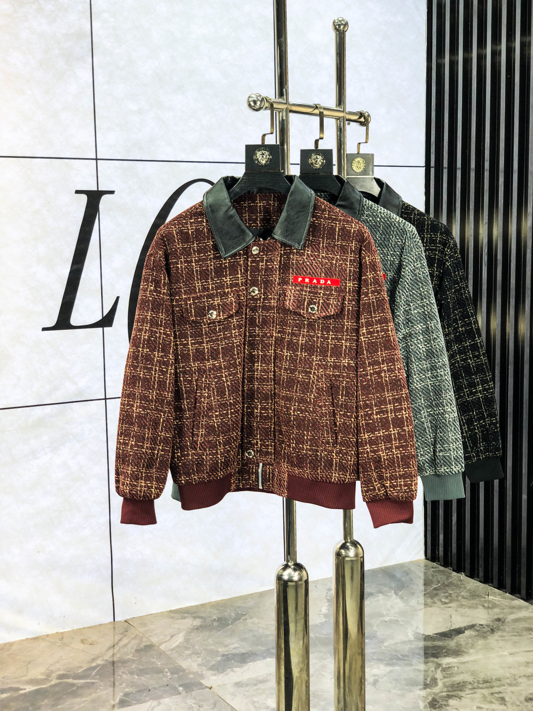 NO:730294,Replace after the new year. Prada.25 new autumn and winter jackets are on sale for casual daily wear!  The upper body modifies the body shape, perfectly integrating fashion aesthetics and new urban business and leisure concepts. The whole body interprets the Italian minimalist, capable and outdoor functional style to the extreme. It is both solemn and harmonious. 1f creates a unique styling item. The overall outline tends to be simple style.  It's something you can meet but can't ask for!  Size m-3XL m wears 175/130,,prada,jackets & coats,jackets & coats,19860909年后退换. .普拉达.25秋冬新品发售夹克外套,休闲日常穿搭！上身修饰身形、将时装美学和新都市商务休闲概念完美融合,通体将意式的极简、干练和户外功能性风格极致诠释,亦庄亦谐,1f塑造出别具一格的造型单品,整体轮廓趋于简约风格,f颇为个性且雅痞的细节处理,丰富了整体视觉.衣橱商务休闲绝佳的高出勤率！可遇而不可求！码数m-3XL m穿175/130,,prada,jackets & coats,jackets & coats,,Men's clothing