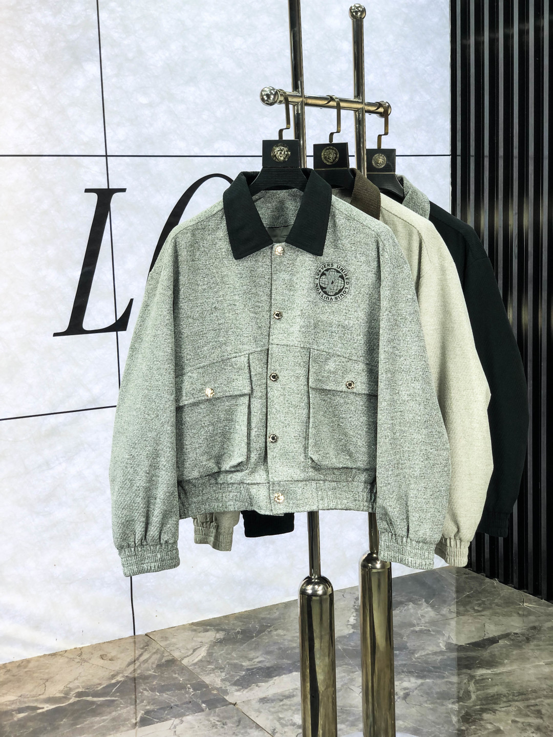 NO:729050,Replace after the end of the year. .Lv.25 new autumn and winter jackets are on sale for casual daily wear!  The upper body modifies the body shape, perfectly integrating fashion aesthetics and new urban business and leisure concepts. The whole body interprets the Italian minimalist, capable and outdoor functional style to the extreme. It is both solemn and harmonious. 1f creates a unique styling item. The overall outline tends to be simple style.  It's something you can meet but can't ask for!  Size m-3XL m wears 175/130,,louis vuitton,jackets & coats,jackets & coats,19860909年后退换. .Lv.25秋冬新品发售夹克外套,休闲日常穿搭！上身修饰身形、将时装美学和新都市商务休闲概念完美融合,通体将意式的极简、干练和户外功能性风格极致诠释,亦庄亦谐,1f塑造出别具一格的造型单品,整体轮廓趋于简约风格,f颇为个性且雅痞的细节处理,丰富了整体视觉.衣橱商务休闲绝佳的高出勤率！可遇而不可求！码数m-3XL m穿175/130,,louis vuitton,jackets & coats,jackets & coats,,Men's clothing