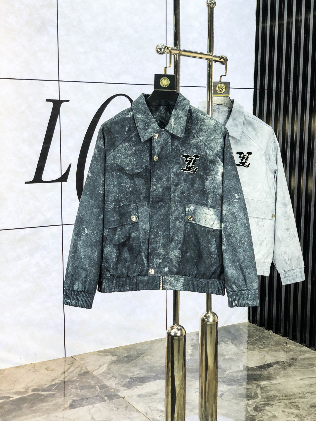 NO:730315,Replace after the end of the year. .Lv.25 new autumn and winter jackets are on sale for casual daily wear!  The upper body modifies the body shape, perfectly integrating fashion aesthetics and new urban business and leisure concepts. The whole body interprets the Italian minimalist, capable and outdoor functional style to the extreme. It is both solemn and harmonious. 1f creates a unique styling item. The overall outline tends to be simple style.  It's something you can meet but can't ask for!  Size m-3XL m wears 175/130,,louis vuitton,jackets & coats,jackets & coats,19860909年后退换. .Lv.25秋冬新品发售夹克外套,休闲日常穿搭！上身修饰身形、将时装美学和新都市商务休闲概念完美融合,通体将意式的极简、干练和户外功能性风格极致诠释,亦庄亦谐,1f塑造出别具一格的造型单品,整体轮廓趋于简约风格,f颇为个性且雅痞的细节处理,丰富了整体视觉.衣橱商务休闲绝佳的高出勤率！可遇而不可求！码数m-3XL m穿175/130,,louis vuitton,jackets & coats,jackets & coats,,Men's clothing