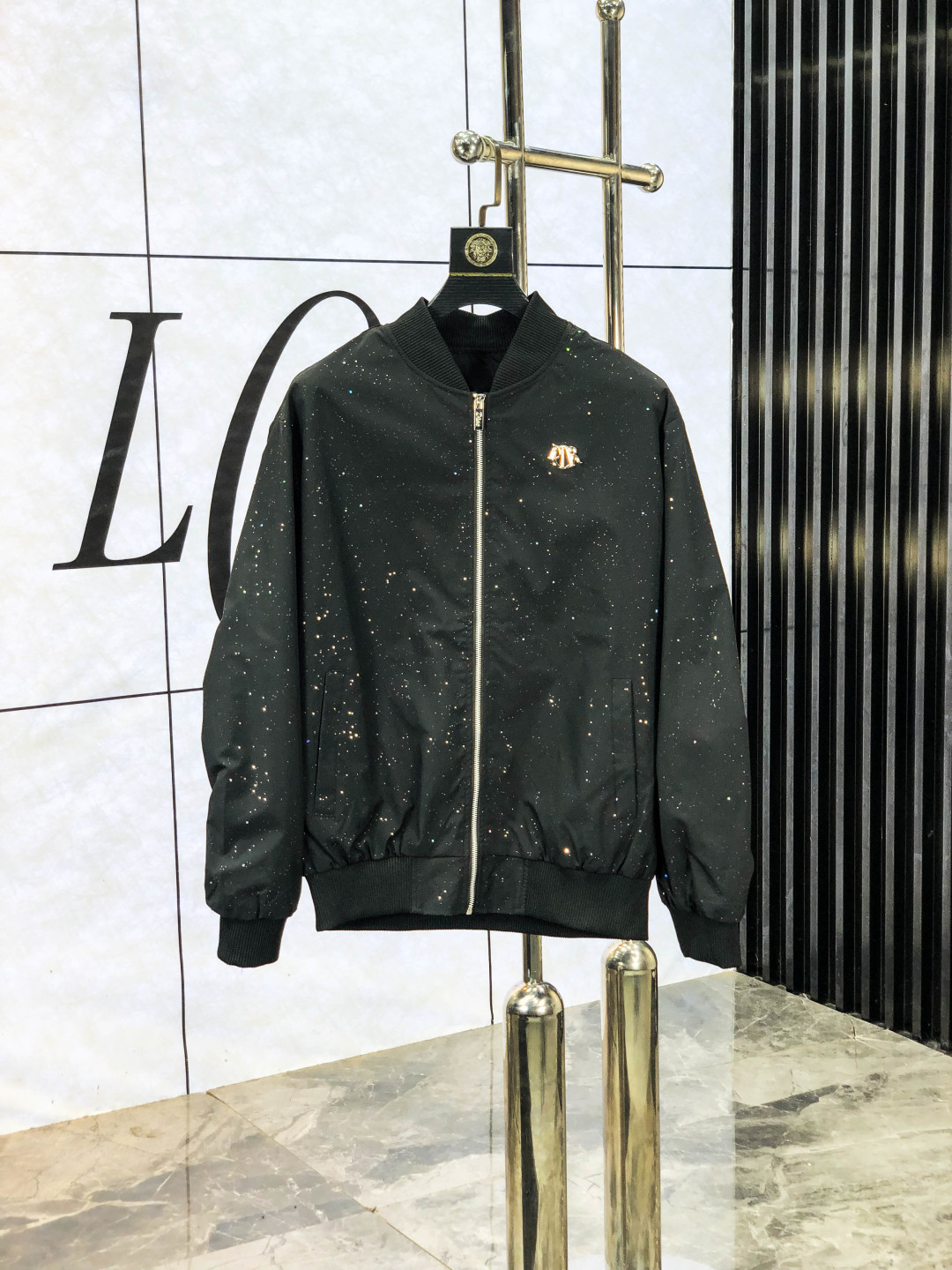 NO:730322,Replace after the end of the year. .Dior.25 new autumn and winter jackets are on sale for casual daily wear!  The upper body modifies the body shape, perfectly integrating fashion aesthetics and new urban business and leisure concepts. The whole body interprets the Italian minimalist, capable and outdoor functional style to the extreme. It is both solemn and harmonious. 1f creates a unique styling item. The overall outline tends to be simple style.  It's something you can meet but can't ask for!  Size m-3XL m wears 175/130,,dior,jackets & coats,jackets & coats,19860909年后退换. .Dior.25秋冬新品发售夹克外套,休闲日常穿搭！上身修饰身形、将时装美学和新都市商务休闲概念完美融合,通体将意式的极简、干练和户外功能性风格极致诠释,亦庄亦谐,1f塑造出别具一格的造型单品,整体轮廓趋于简约风格,f颇为个性且雅痞的细节处理,丰富了整体视觉.衣橱商务休闲绝佳的高出勤率！可遇而不可求！码数m-3XL m穿175/130,,dior,jackets & coats,jackets & coats,,Men's clothing