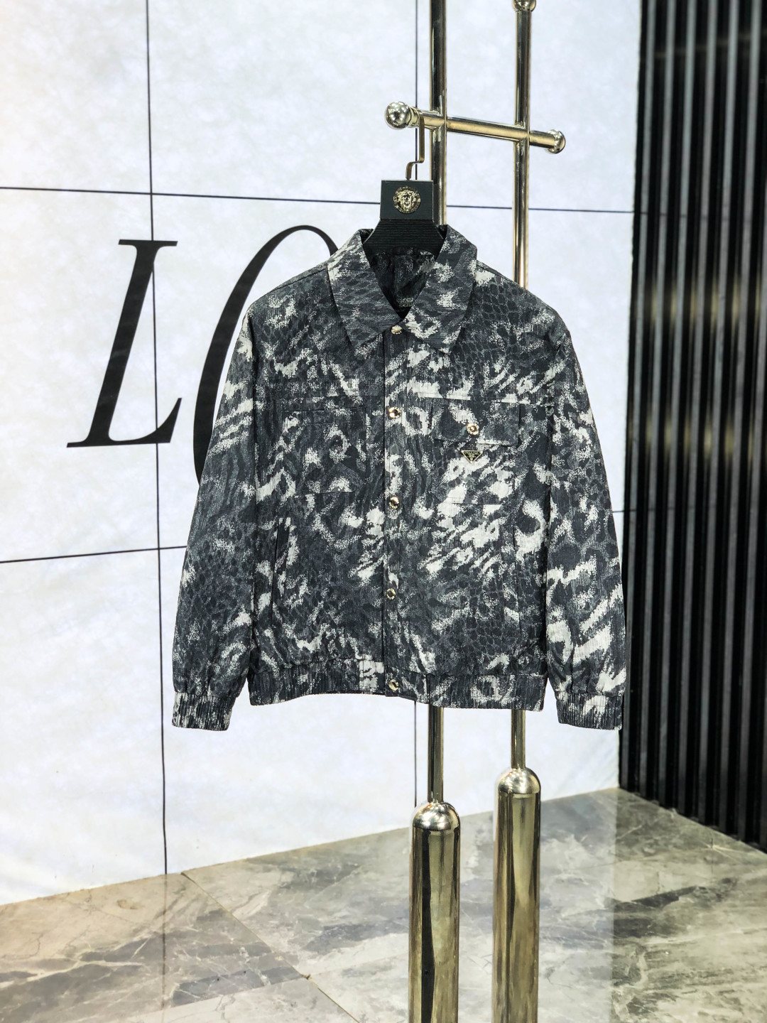 NO:730328,Replace after the new year. Prada.25 new autumn and winter jackets are on sale for casual daily wear!  The upper body modifies the body shape, perfectly integrating fashion aesthetics and new urban business and leisure concepts. The whole body interprets the Italian minimalist, capable and outdoor functional style to the extreme. It is both solemn and harmonious. 1f creates a unique styling item. The overall outline tends to be simple style.  It's something you can meet but can't ask for!  Size m-3XL m wears 175/130,,prada,jackets & coats,jackets & coats,19860909年后退换. .普拉达.25秋冬新品发售夹克外套,休闲日常穿搭！上身修饰身形、将时装美学和新都市商务休闲概念完美融合,通体将意式的极简、干练和户外功能性风格极致诠释,亦庄亦谐,1f塑造出别具一格的造型单品,整体轮廓趋于简约风格,f颇为个性且雅痞的细节处理,丰富了整体视觉.衣橱商务休闲绝佳的高出勤率！可遇而不可求！码数m-3XL m穿175/130,,prada,jackets & coats,jackets & coats,,Men's clothing