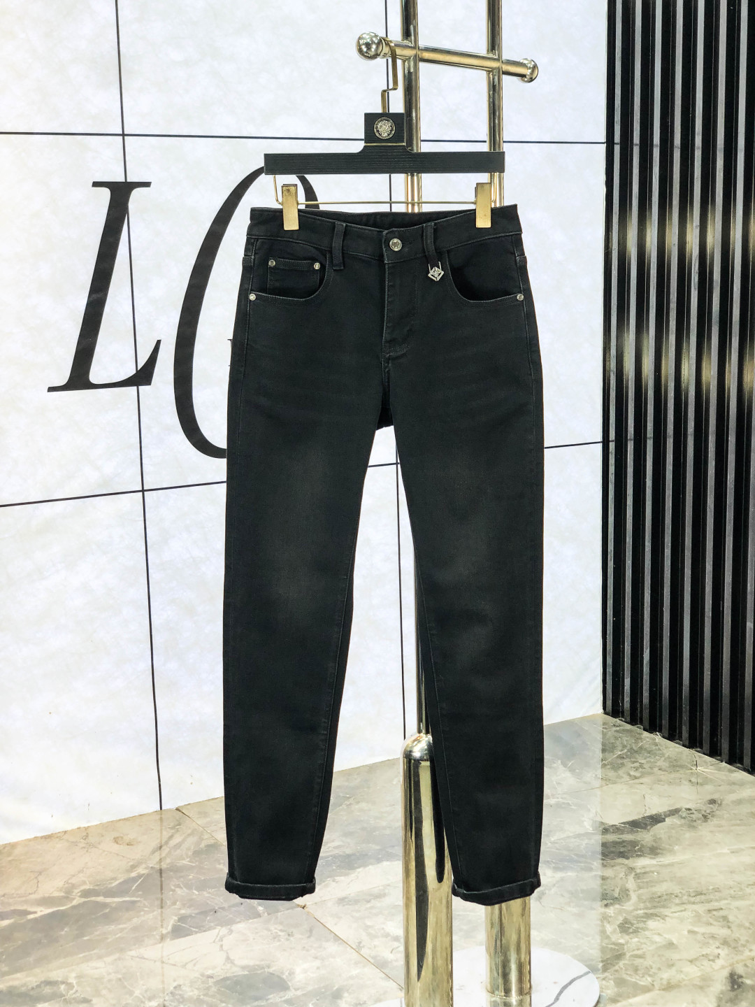 NO:540563,.Dior.'s official counter is released simultaneously, 2025SS autumn and winter new men's casual jeans, original single quality, custom-made original denim fabrics for counters, logo pattern design, H pants original hardware and accessories decoration, three-dimensional and clear, f super trendy and personalized, fashionable and stylish on the upper body!  Trendy men's must-have items 28-38, Dior, Jeans, Alexander wang19860909.Dior.官网专柜同步发售,2025SS秋冬新品男士休闲牛仔裤,原单品质,专柜定制原版牛仔面料,logo图案设计,h裤身原版五金辅料装饰,立体清晰,f超级潮流个性,上身时尚有型！潮男必备单品 码数28-38,,dior,jeans,alexander wang,Men's clothing