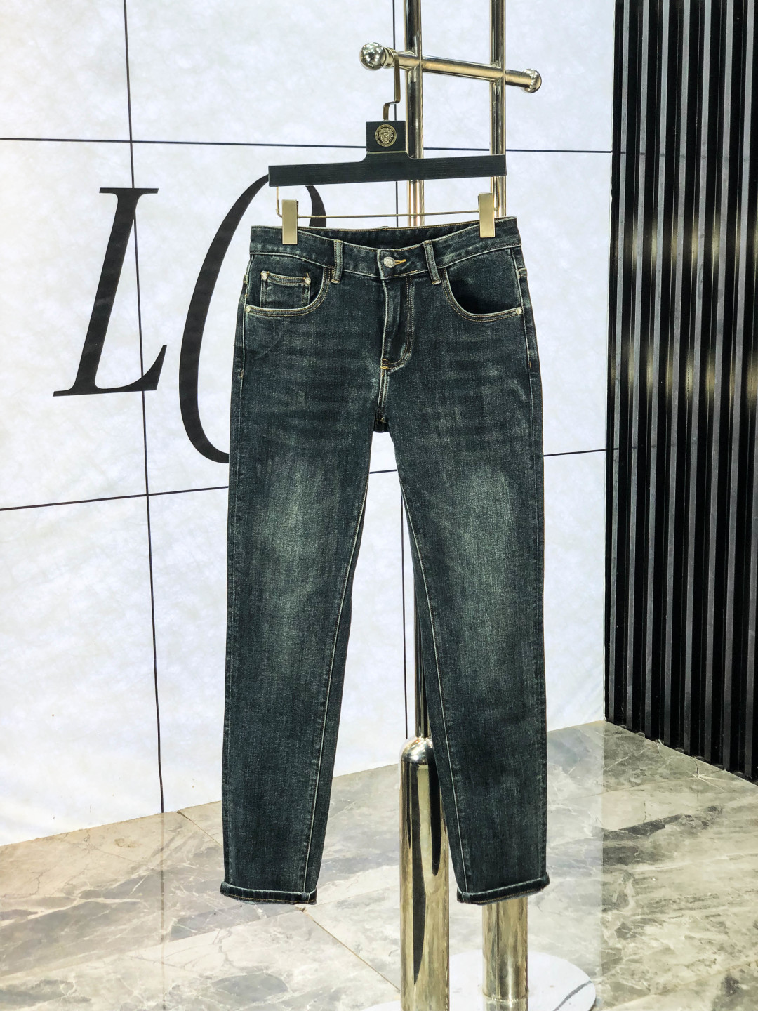 NO:540565,.Prada. The official counter is released simultaneously, 2025SS autumn and winter new men's casual jeans, original single quality, custom-made original denim fabrics in the counter, logo pattern design, H pants original hardware and accessories decoration, three-dimensional and clear, f super trendy and personalized, fashionable and stylish upper body!  Trendy men's must-have items, number 28-38, prada, jeans, alexander wang19860909.普拉达.官网专柜同步发售,2025SS秋冬新品男士休闲牛仔裤,原单品质,专柜定制原版牛仔面料,logo图案设计,h裤身原版五金辅料装饰,立体清晰,f超级潮流个性,上身时尚有型！潮男必备单品 码数28-38,,prada,jeans,alexander wang,Men's clothing