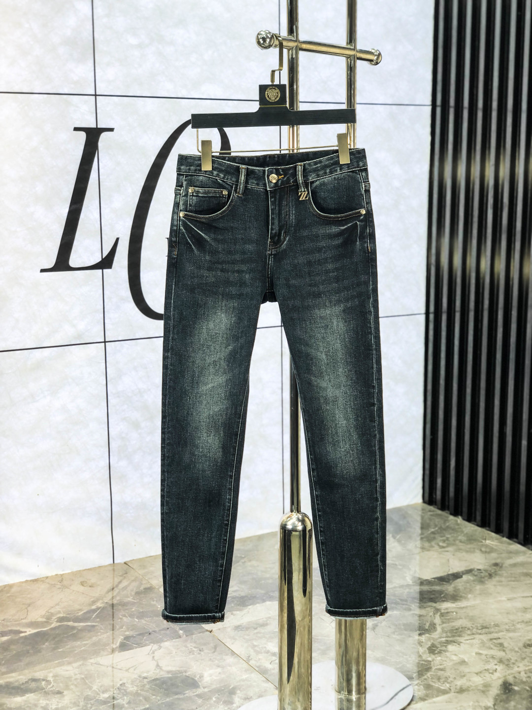 NO:540567,.Jenia. The official counter is released simultaneously, 2025SS autumn and winter new men's casual jeans, original single quality, custom-made original denim fabric for counter, logo pattern design, H pants original hardware and accessories decoration, three-dimensional and clear, f super trendy and personalized, fashionable and stylish upper body!  Trendy men's must-have items, 28-38, zegna, jeans, alexander wang19860909.杰尼亚.官网专柜同步发售,2025SS秋冬新品男士休闲牛仔裤,原单品质,专柜定制原版牛仔面料,logo图案设计,h裤身原版五金辅料装饰,立体清晰,f超级潮流个性,上身时尚有型！潮男必备单品 码数28-38,,zegna,jeans,alexander wang,Men's clothing