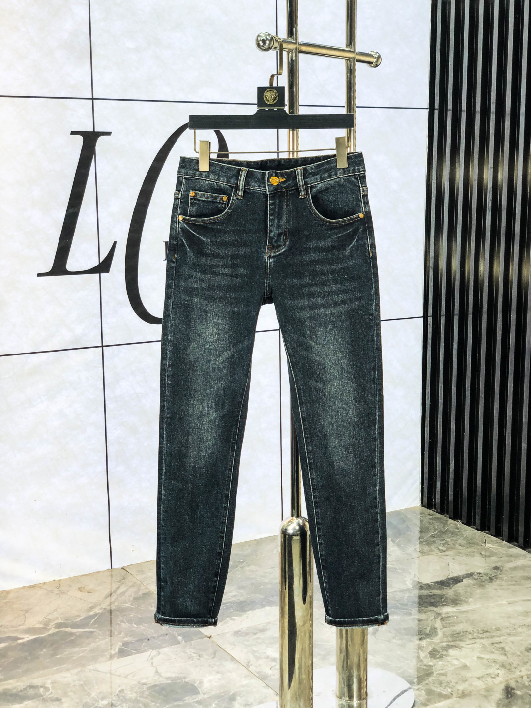 NO:540569,.Prada. The official counter is released simultaneously, 2025SS autumn and winter new men's casual jeans, original single quality, custom-made original denim fabrics in the counter, logo pattern design, H pants original hardware and accessories decoration, three-dimensional and clear, f super trendy and personalized, fashionable and stylish upper body!  Trendy men's must-have items, number 28-38, prada, jeans, alexander wang19860909.普拉达.官网专柜同步发售,2025SS秋冬新品男士休闲牛仔裤,原单品质,专柜定制原版牛仔面料,logo图案设计,h裤身原版五金辅料装饰,立体清晰,f超级潮流个性,上身时尚有型！潮男必备单品 码数28-38,,prada,jeans,alexander wang,Men's clothing