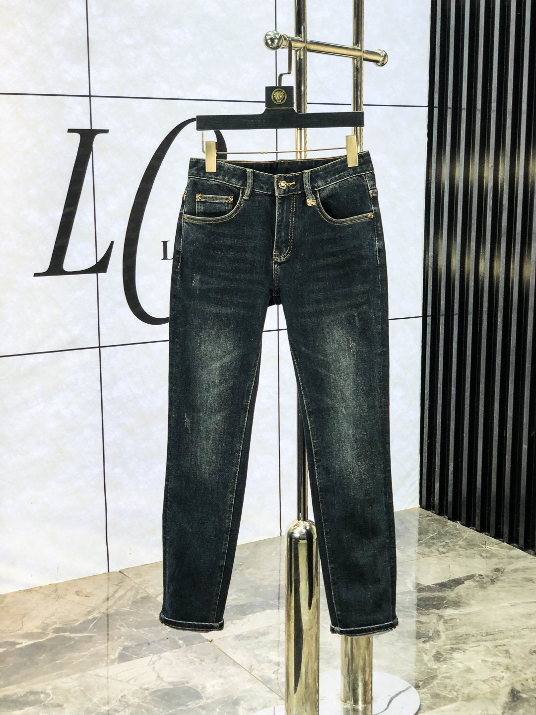 NO:540571,.Burberry. The official counter on the official website is released simultaneously, 2025SS autumn and winter new men's casual jeans, original single quality, customized original denim fabric for counter, logo pattern design, H pants original hardware and accessories decoration, three-dimensional and clear, f super trendy and personalized, fashionable and stylish upper body!  Trendy men's must-have items, 28-38, burberry, jeans, alexander wang19860909.巴宝莉.官网专柜同步发售,2025SS秋冬新品男士休闲牛仔裤,原单品质,专柜定制原版牛仔面料,logo图案设计,h裤身原版五金辅料装饰,立体清晰,f超级潮流个性,上身时尚有型！潮男必备单品 码数28-38,,burberry,jeans,alexander wang,Men's clothing