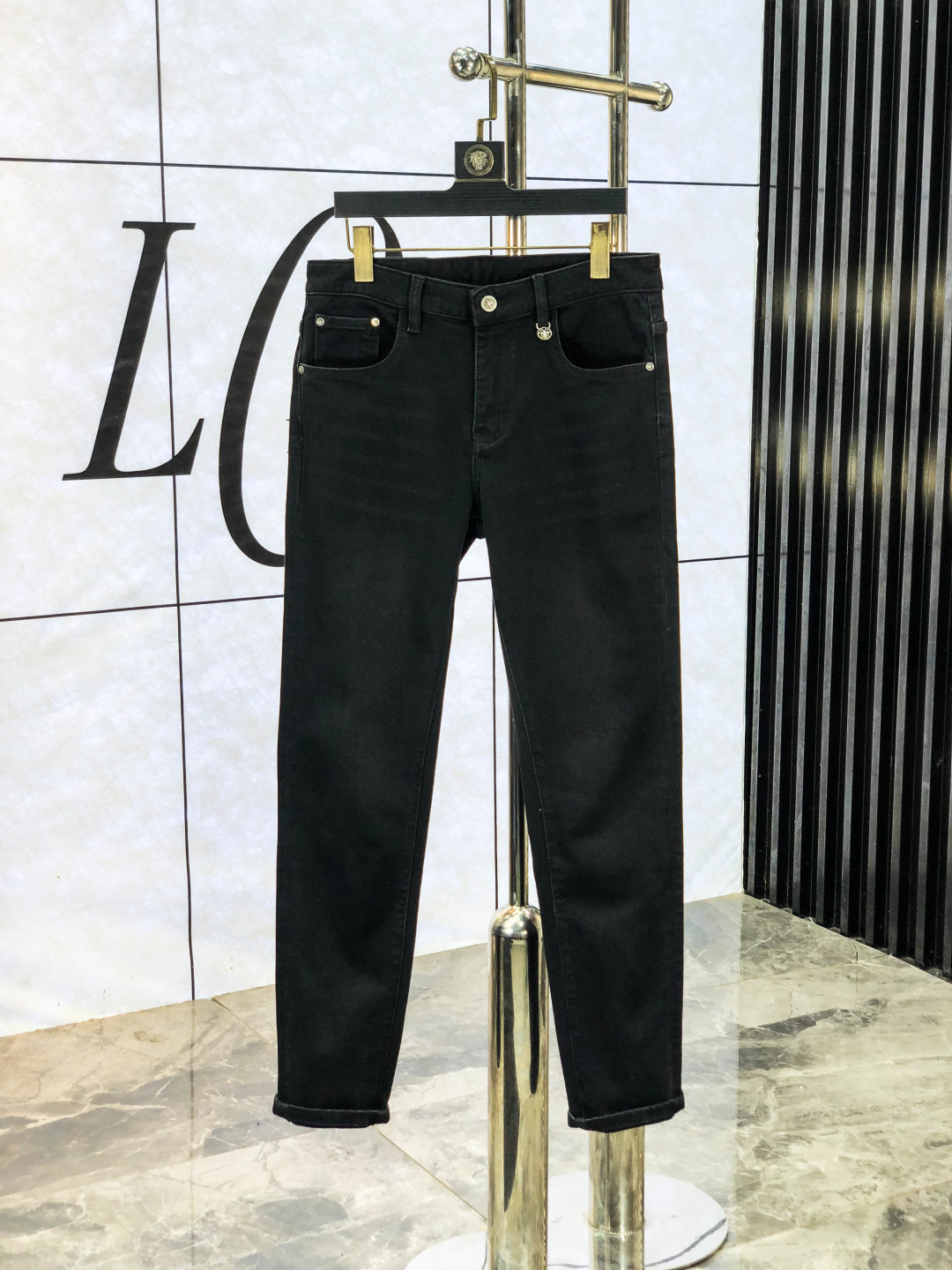 NO:540573,.Dior.'s official counter is released simultaneously, 2025SS autumn and winter new men's casual jeans, original single quality, custom-made original denim fabrics for counters, logo pattern design, H pants original hardware and accessories decoration, three-dimensional and clear, f super trendy and personalized, fashionable and stylish on the upper body!  Trendy men's must-have items 28-38, Dior, Jeans, Alexander wang19860909.Dior.官网专柜同步发售,2025SS秋冬新品男士休闲牛仔裤,原单品质,专柜定制原版牛仔面料,logo图案设计,h裤身原版五金辅料装饰,立体清晰,f超级潮流个性,上身时尚有型！潮男必备单品 码数28-38,,dior,jeans,alexander wang,Men's clothing