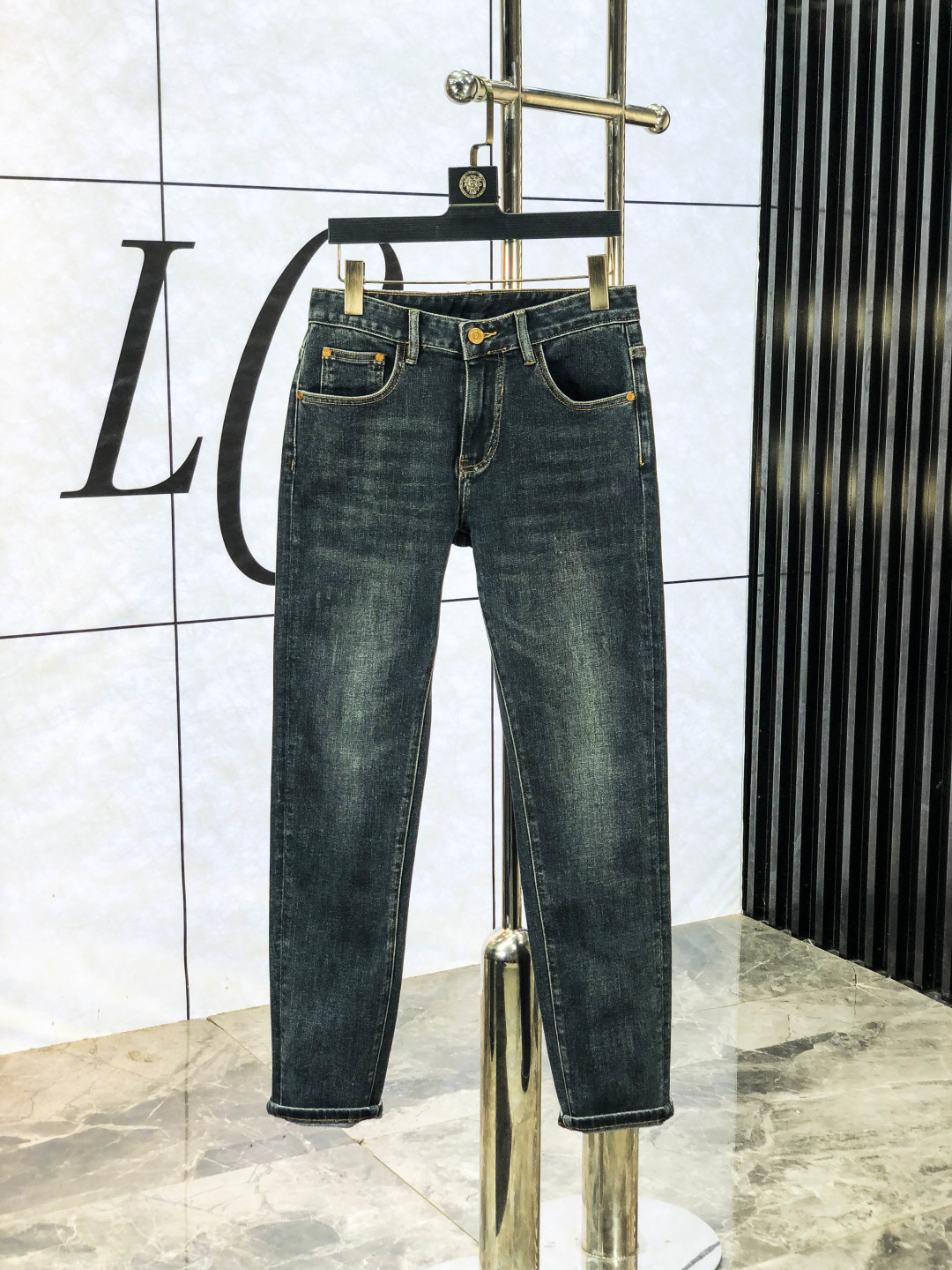 NO:540577,.Gucci.'s official counter is released simultaneously, 2025SS autumn and winter new men's casual jeans, original single quality, custom-made original denim fabric for counter, logo pattern design, H pants original hardware and accessories for decoration, three-dimensional and clear, f super trendy and personalized, fashionable and stylish upper body!  Trendy men's must-have items, 28-38, gucci, jeans, alexander wang19860909.Gucci.官网专柜同步发售,2025SS秋冬新品男士休闲牛仔裤,原单品质,专柜定制原版牛仔面料,logo图案设计,h裤身原版五金辅料装饰,立体清晰,f超级潮流个性,上身时尚有型！潮男必备单品 码数28-38,,gucci,jeans,alexander wang,Men's clothing