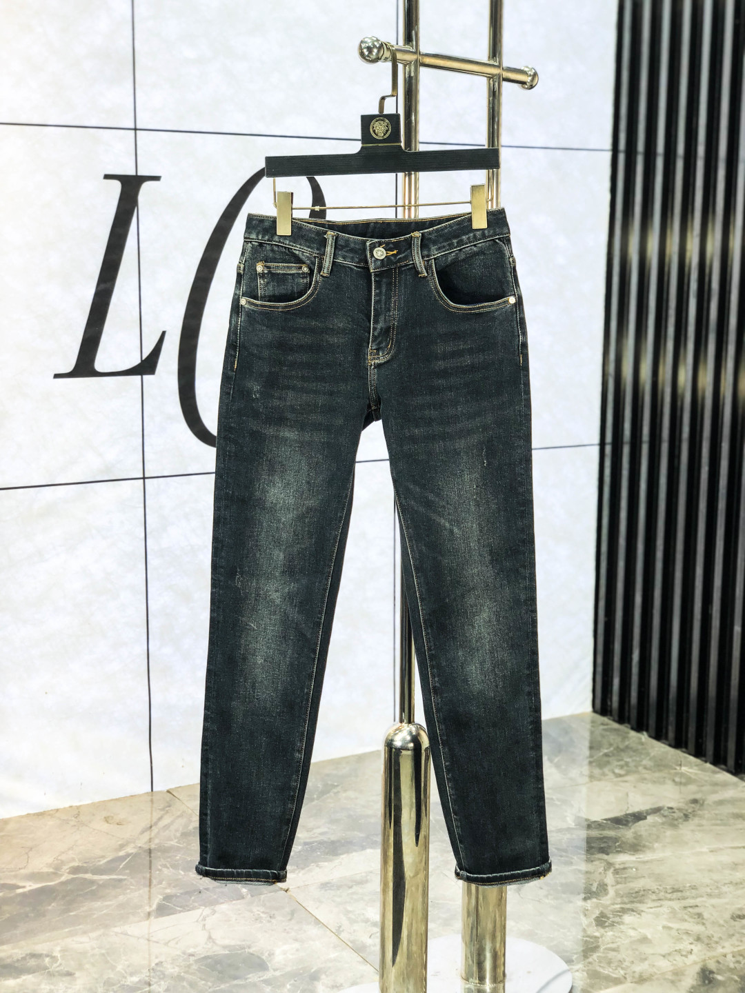 NO:540582,.Dior.'s official counter is released simultaneously, 2025SS autumn and winter new men's casual jeans, original single quality, custom-made original denim fabrics for counters, logo pattern design, H pants original hardware and accessories decoration, three-dimensional and clear, f super trendy and personalized, fashionable and stylish on the upper body!  Trendy men's must-have items 28-38, Dior, Jeans, Alexander wang19860909.Dior.官网专柜同步发售,2025SS秋冬新品男士休闲牛仔裤,原单品质,专柜定制原版牛仔面料,logo图案设计,h裤身原版五金辅料装饰,立体清晰,f超级潮流个性,上身时尚有型！潮男必备单品 码数28-38,,dior,jeans,alexander wang,Men's clothing