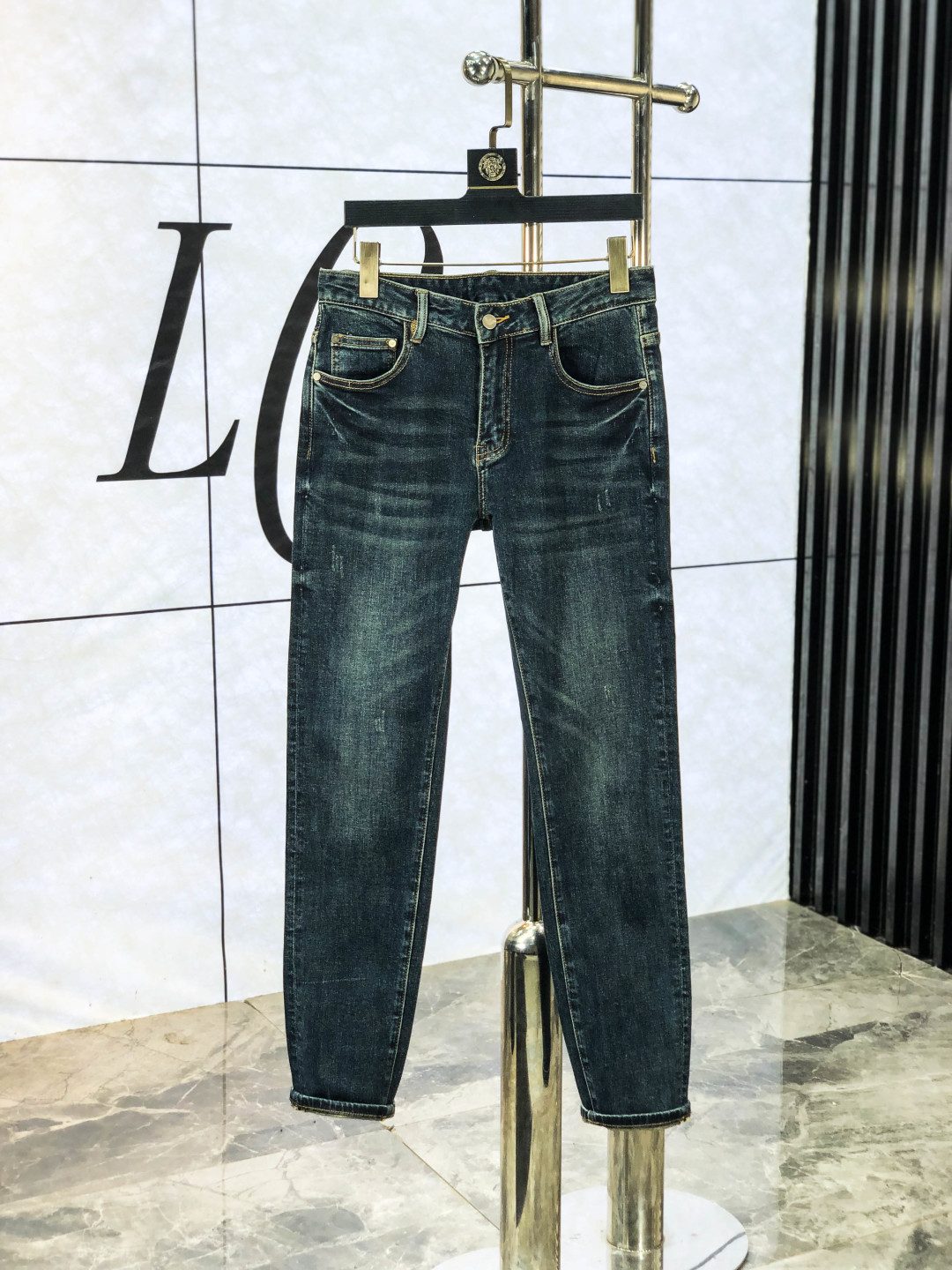 NO:540586,.Amani. The official counter is released simultaneously, 2025SS autumn and winter new men's casual jeans, original single quality, custom-made original denim fabrics in the counter, logo pattern design, H pants original hardware and accessories decoration, three-dimensional and clear, f super trendy and personalized, fashionable and stylish on the upper body!  Trendy men's must-have items, number 28-38,,armani,jeans,alexander wang19860909.阿玛尼.官网专柜同步发售,2025SS秋冬新品男士休闲牛仔裤,原单品质,专柜定制原版牛仔面料,logo图案设计,h裤身原版五金辅料装饰,立体清晰,f超级潮流个性,上身时尚有型！潮男必备单品 码数28-38,,armani,jeans,alexander wang,Men's clothing