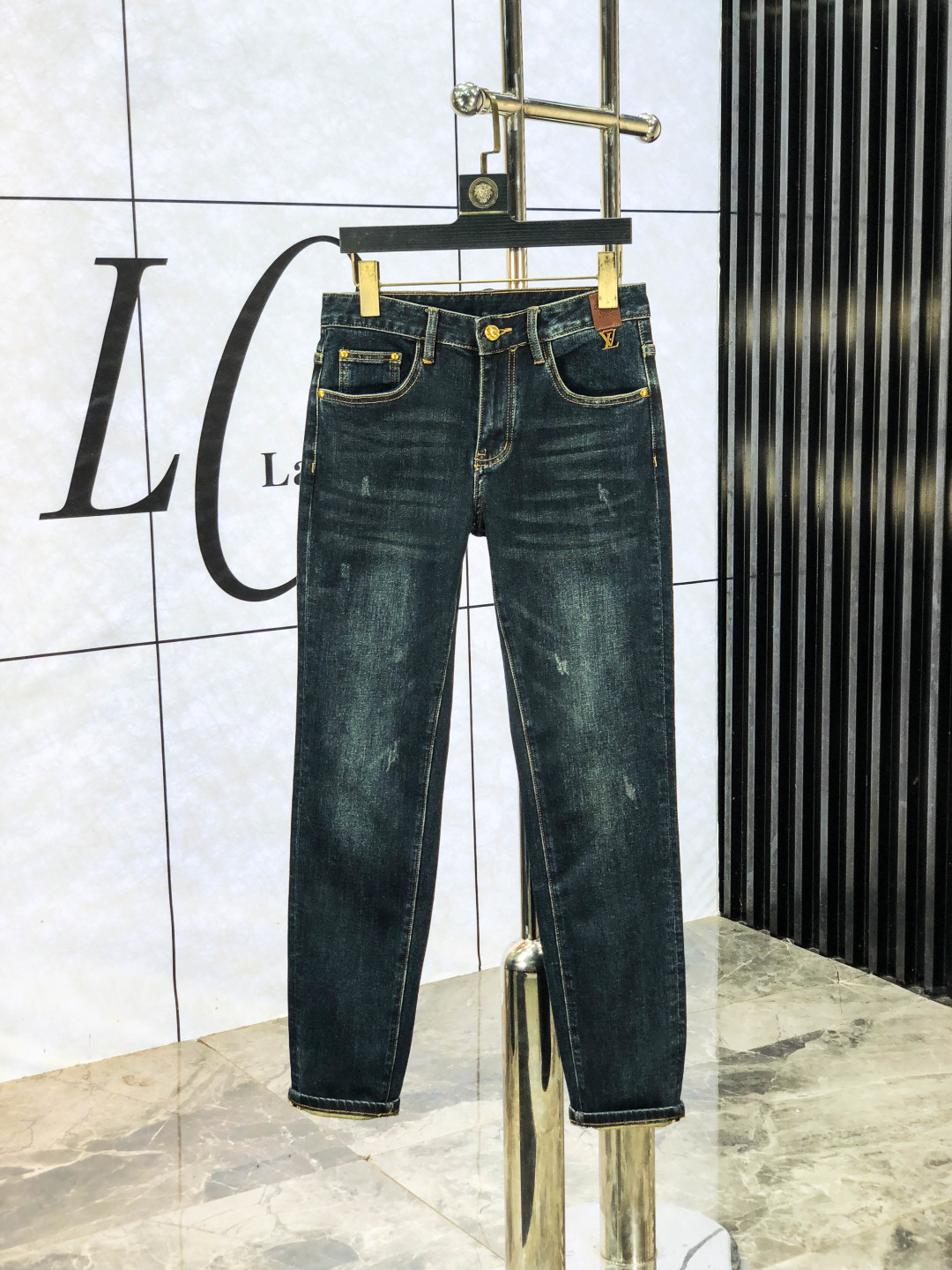 NO:540588,.Lv. The official counter on the official website is released simultaneously, 2025SS autumn and winter new men's casual jeans, original single quality, customized original denim fabric for counter, logo pattern design, H pants original hardware and accessories decoration, three-dimensional and clear, f super trendy and personalized, fashionable and stylish upper body!  Trendy men's must-have items 28-38, louis vuitton, jeans, alexander wang19860909.Lv.官网专柜同步发售,2025SS秋冬新品男士休闲牛仔裤,原单品质,专柜定制原版牛仔面料,logo图案设计,h裤身原版五金辅料装饰,立体清晰,f超级潮流个性,上身时尚有型！潮男必备单品 码数28-38,,louis vuitton,jeans,alexander wang,Men's clothing