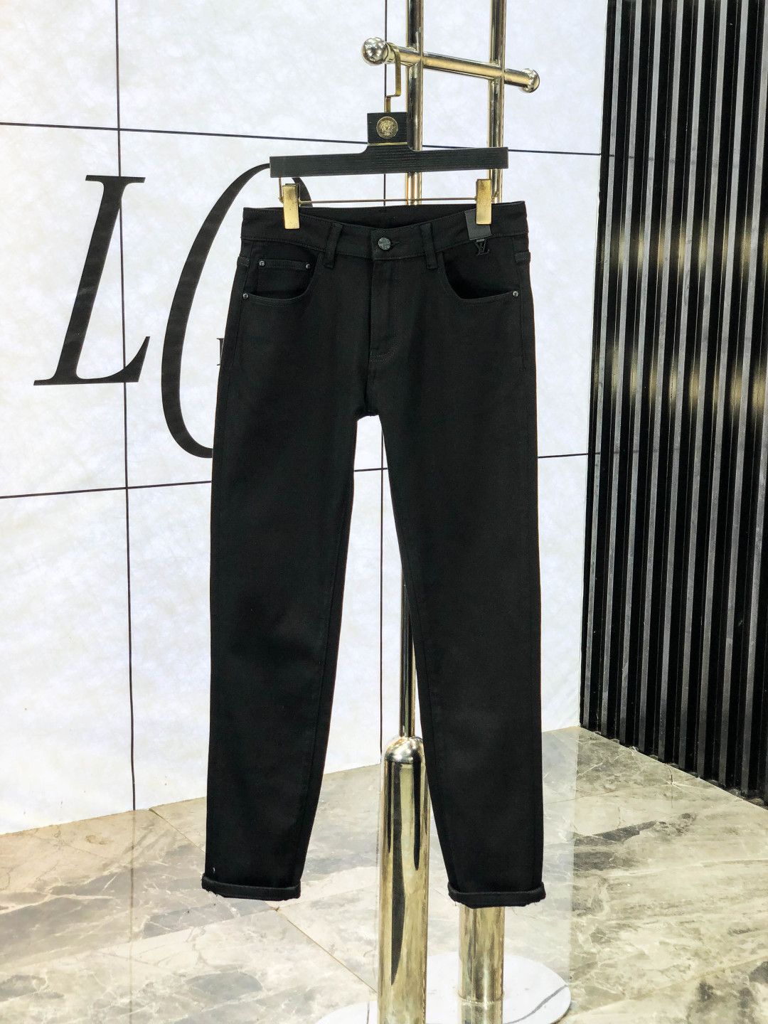 NO:540592,.Lv. The official counter on the official website is released simultaneously, 2025SS autumn and winter new men's casual jeans, original single quality, customized original denim fabric for counter, logo pattern design, H pants original hardware and accessories decoration, three-dimensional and clear, f super trendy and personalized, fashionable and stylish upper body!  Trendy men's must-have items 28-38, louis vuitton, jeans, alexander wang19860909.Lv.官网专柜同步发售,2025SS秋冬新品男士休闲牛仔裤,原单品质,专柜定制原版牛仔面料,logo图案设计,h裤身原版五金辅料装饰,立体清晰,f超级潮流个性,上身时尚有型！潮男必备单品 码数28-38,,louis vuitton,jeans,alexander wang,Men's clothing