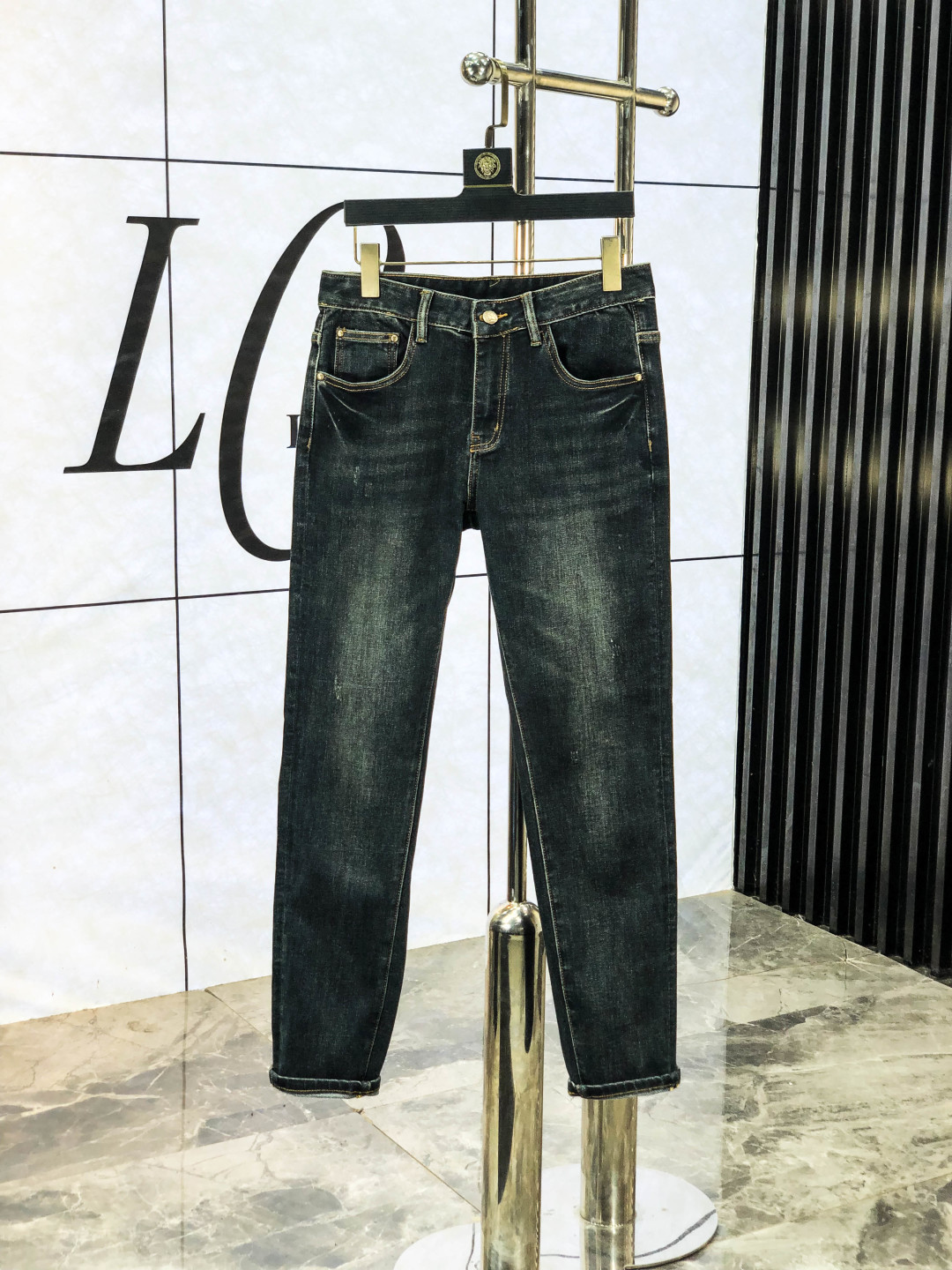 NO:540595,.Lv. The official counter on the official website is released simultaneously, 2025SS autumn and winter new men's casual jeans, original single quality, customized original denim fabric for counter, logo pattern design, H pants original hardware and accessories decoration, three-dimensional and clear, f super trendy and personalized, fashionable and stylish upper body!  Trendy men's must-have items 28-38, louis vuitton, jeans, alexander wang19860909.Lv.官网专柜同步发售,2025SS秋冬新品男士休闲牛仔裤,原单品质,专柜定制原版牛仔面料,logo图案设计,h裤身原版五金辅料装饰,立体清晰,f超级潮流个性,上身时尚有型！潮男必备单品 码数28-38,,louis vuitton,jeans,alexander wang,Men's clothing