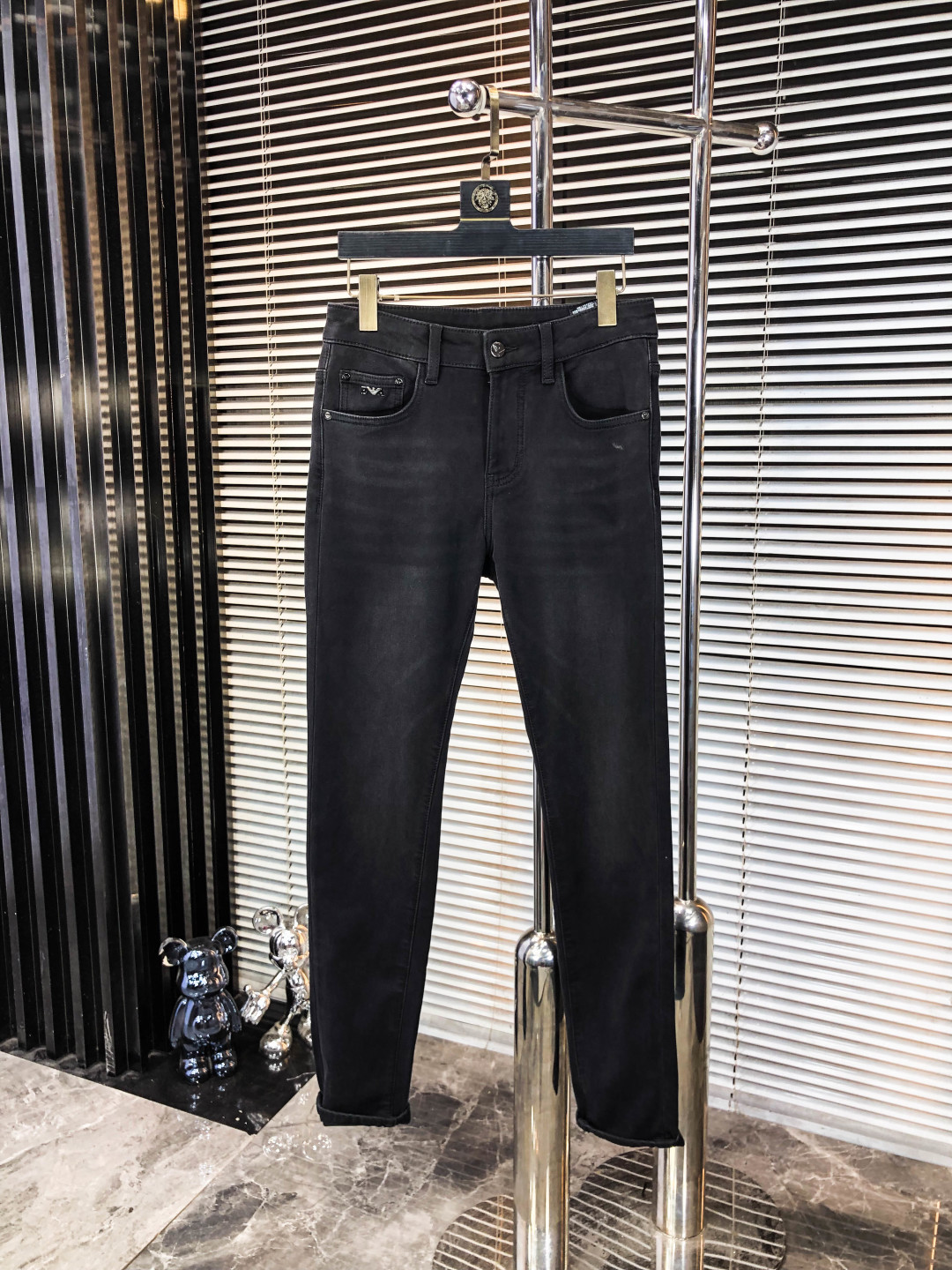 NO:546384,.Amani. The official counter is released simultaneously, 2025SS autumn and winter new men's casual jeans, original single quality, custom-made original denim fabric for counter, logo pattern design, 5-pants original hardware and auxiliary materials decoration, three-dimensional and clear, f super trendy and personalized, fashionable and stylish on the upper body!  Trendy men's must-have items, number 29-38,,armani,jeans,alexander wang19860909.阿玛尼.官网专柜同步发售,2025SS秋冬新品男士休闲牛仔裤,原单品质,专柜定制原版牛仔面料,logo图案设计,5裤身原版五金辅料装饰,立体清晰,f超级潮流个性,上身时尚有型！潮男必备单品 码数29-38,,armani,jeans,alexander wang,Men's clothing