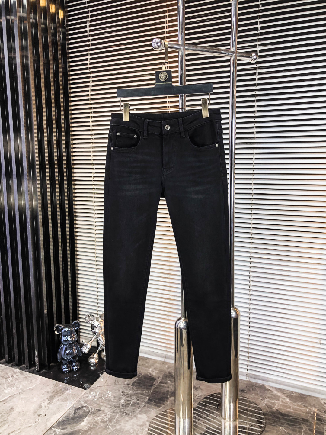 NO:546392,.Lv. The official counter is released simultaneously, 2025SS autumn and winter new men's casual jeans, original single quality, customized original denim fabric for counter, logo pattern design, 5-pants original hardware and auxiliary materials decoration, three-dimensional and clear, f super trendy and personalized, fashionable and stylish upper body!  Trendy men's must-have items 29-38, louis vuitton, jeans, alexander wang19860909.Lv.官网专柜同步发售,2025SS秋冬新品男士休闲牛仔裤,原单品质,专柜定制原版牛仔面料,logo图案设计,5裤身原版五金辅料装饰,立体清晰,f超级潮流个性,上身时尚有型！潮男必备单品 码数29-38,,louis vuitton,jeans,alexander wang,Men's clothing