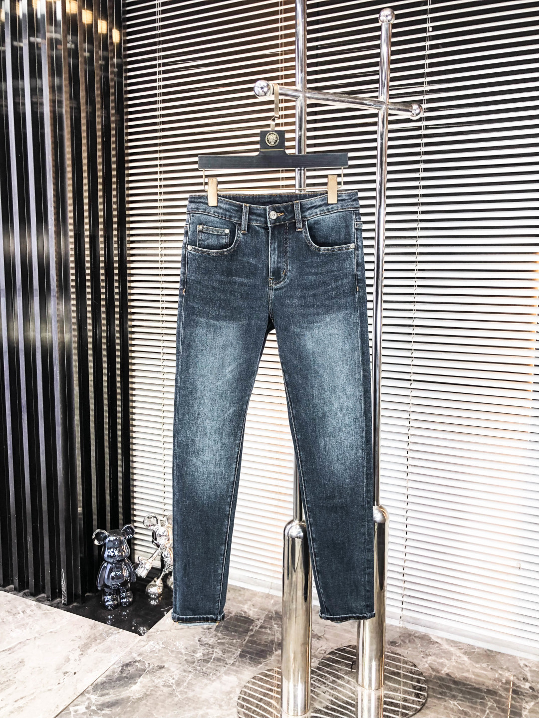 NO:546400,.Croxin. The official counter is released simultaneously, 2025SS autumn and winter new men's casual jeans, original single quality, customized original denim fabric for counter, logo pattern design, 5-pants original hardware and auxiliary materials decoration, three-dimensional and clear, f super trendy and personalized, fashionable and stylish on the upper body!  Trendy men's must-have items, 29-38, chrome hearts, jeans, alexander wang19860909.克罗心.官网专柜同步发售,2025SS秋冬新品男士休闲牛仔裤,原单品质,专柜定制原版牛仔面料,logo图案设计,5裤身原版五金辅料装饰,立体清晰,f超级潮流个性,上身时尚有型！潮男必备单品 码数29-38,,chrome hearts,jeans,alexander wang,Men's clothing