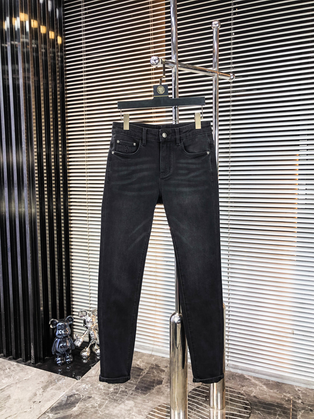 NO:546408,.Versey. The official counter is released simultaneously on the counter, 2025SS autumn and winter new men's casual jeans, original single quality, customized original denim fabric for counter, logo pattern design, 5-pants original hardware and auxiliary materials decoration, three-dimensional and clear, f super trendy and personalized, fashionable and stylish on the upper body!  Trendy men's must-have items, 29-38, versace, jeans, alexander wang19860909.范思哲.官网专柜同步发售,2025SS秋冬新品男士休闲牛仔裤,原单品质,专柜定制原版牛仔面料,logo图案设计,5裤身原版五金辅料装饰,立体清晰,f超级潮流个性,上身时尚有型！潮男必备单品 码数29-38,,versace,jeans,alexander wang,Men's clothing