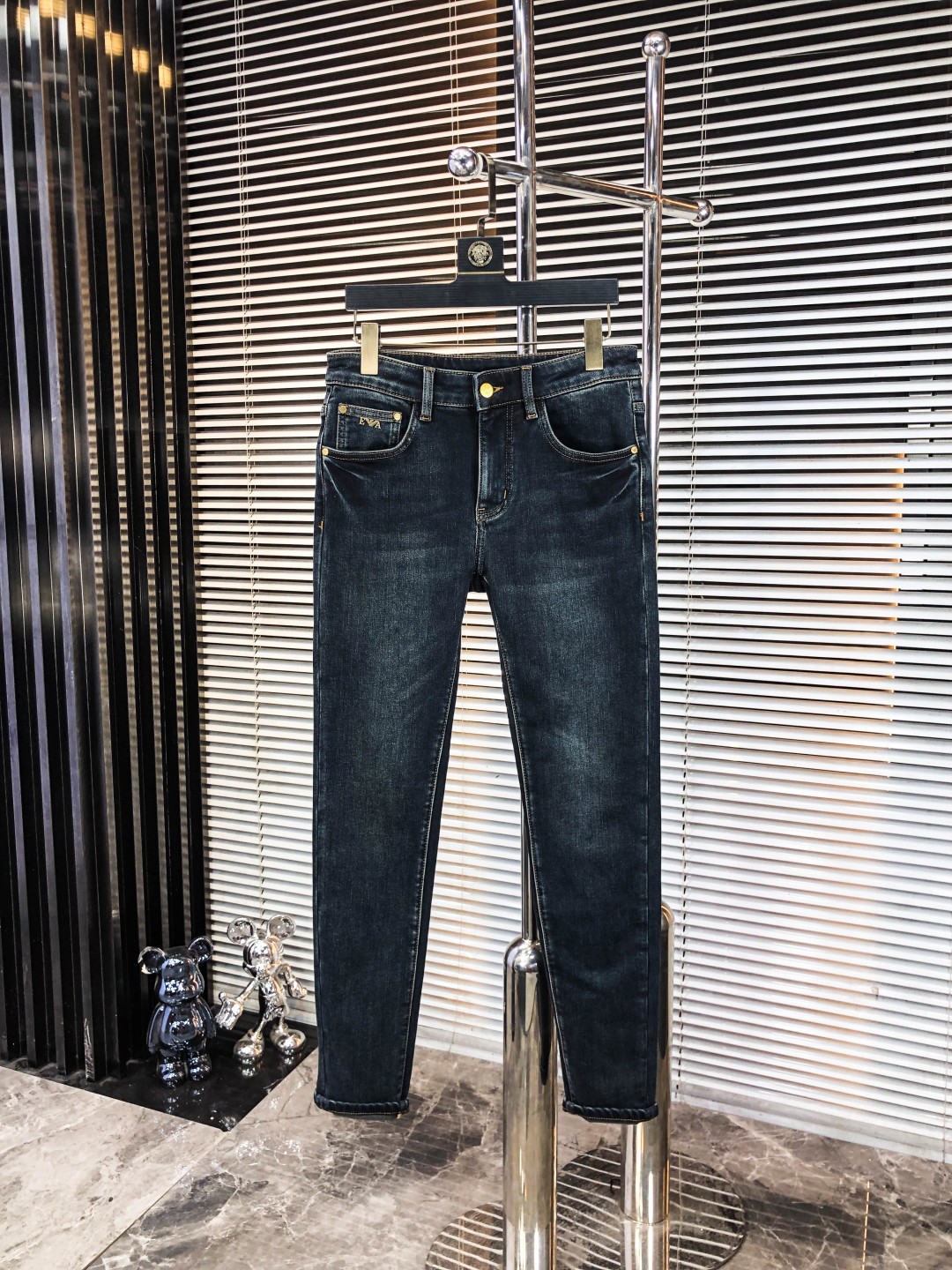 NO:546438,.Amani. The official counter is released simultaneously, 2025SS autumn and winter new men's casual jeans, original single quality, custom-made original denim fabric for counter, logo pattern design, 5-pants original hardware and auxiliary materials decoration, three-dimensional and clear, f super trendy and personalized, fashionable and stylish on the upper body!  Trendy men's must-have items, number 29-38,,armani,jeans,alexander wang19860909.阿玛尼.官网专柜同步发售,2025SS秋冬新品男士休闲牛仔裤,原单品质,专柜定制原版牛仔面料,logo图案设计,5裤身原版五金辅料装饰,立体清晰,f超级潮流个性,上身时尚有型！潮男必备单品 码数29-38,,armani,jeans,alexander wang,Men's clothing