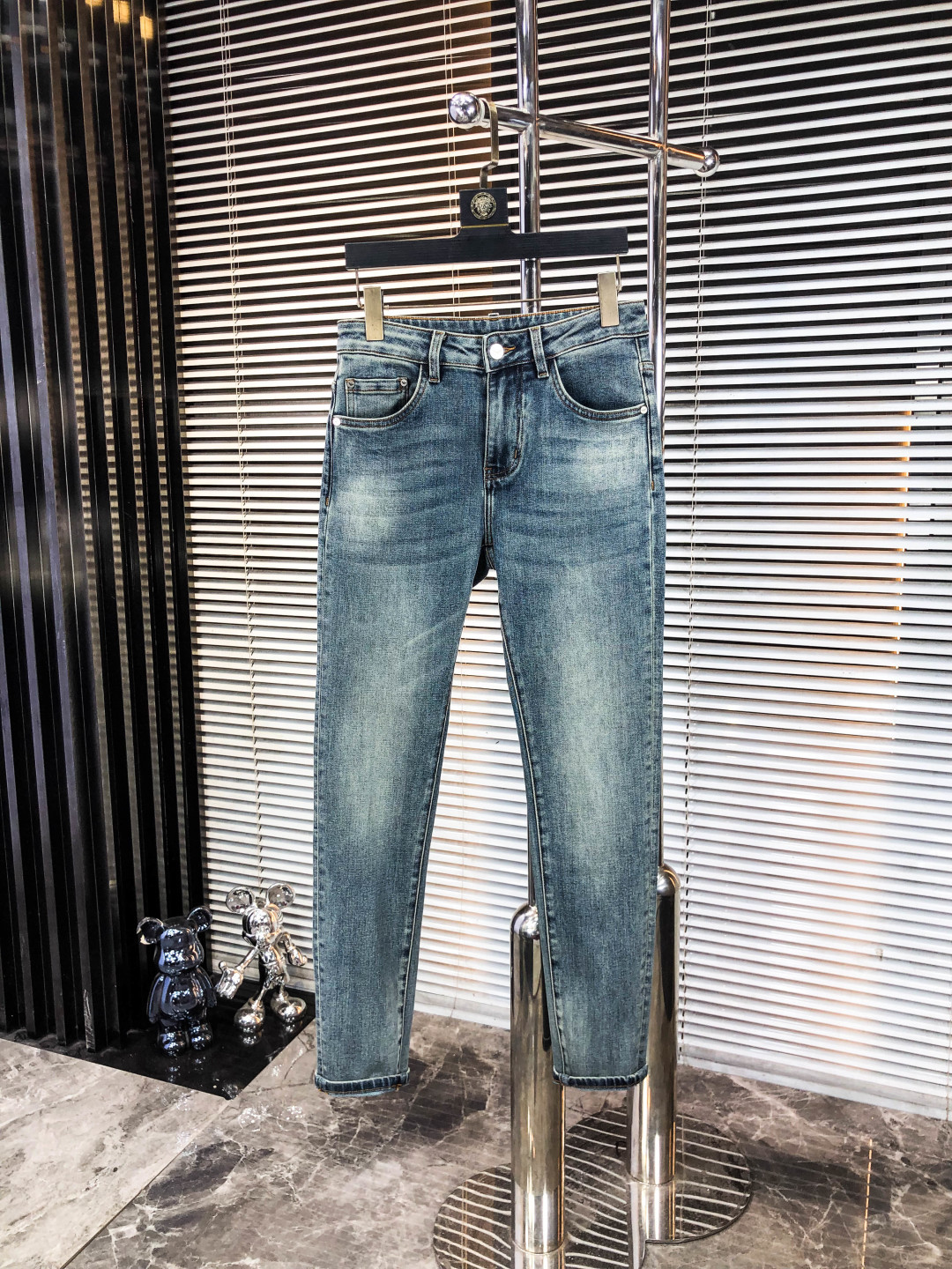 NO:546387,.Amani. The official counter is released simultaneously, 2025SS autumn and winter new men's casual jeans, original single quality, custom-made original denim fabric for counter, logo pattern design, 5-pants original hardware and auxiliary materials decoration, three-dimensional and clear, f super trendy and personalized, fashionable and stylish on the upper body!  Trendy men's must-have items, number 29-38,,armani,jeans,alexander wang19860909.阿玛尼.官网专柜同步发售,2025SS秋冬新品男士休闲牛仔裤,原单品质,专柜定制原版牛仔面料,logo图案设计,5裤身原版五金辅料装饰,立体清晰,f超级潮流个性,上身时尚有型！潮男必备单品 码数29-38,,armani,jeans,alexander wang,Men's clothing