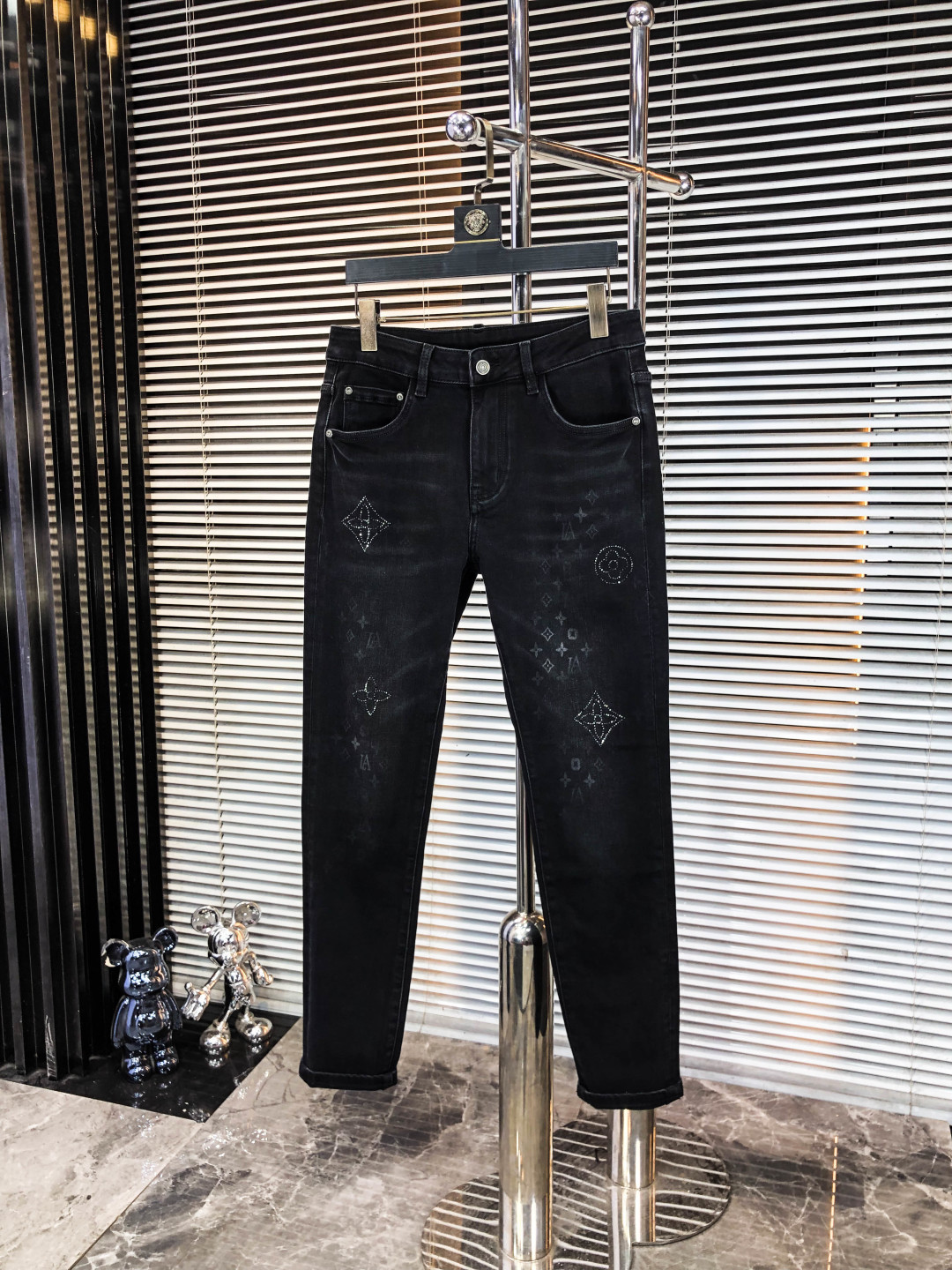 NO:546395,.LV. official website counter is on sale simultaneously, 2025SS new autumn and winter men's casual jeans, original quality, counter customized original denim fabric, logo pattern design, 5 pants body original hardware decoration, clear three-dimensional, f super trendy personality, fashionable and stylish upper body!  Must-have items for trendy men, sizes 29-38, Louis Vuitton, Jeans, Alexander Wang19860909.LV.官网专柜同步发售,2025SS秋冬新品男士休闲牛仔裤,原单品质,专柜定制原版牛仔面料,logo图案设计,5裤身原版五金辅料装饰,立体清晰,f超级潮流个性,上身时尚有型！潮男必备单品 码数29-38,,louis vuitton,jeans,alexander wang,Men's clothing