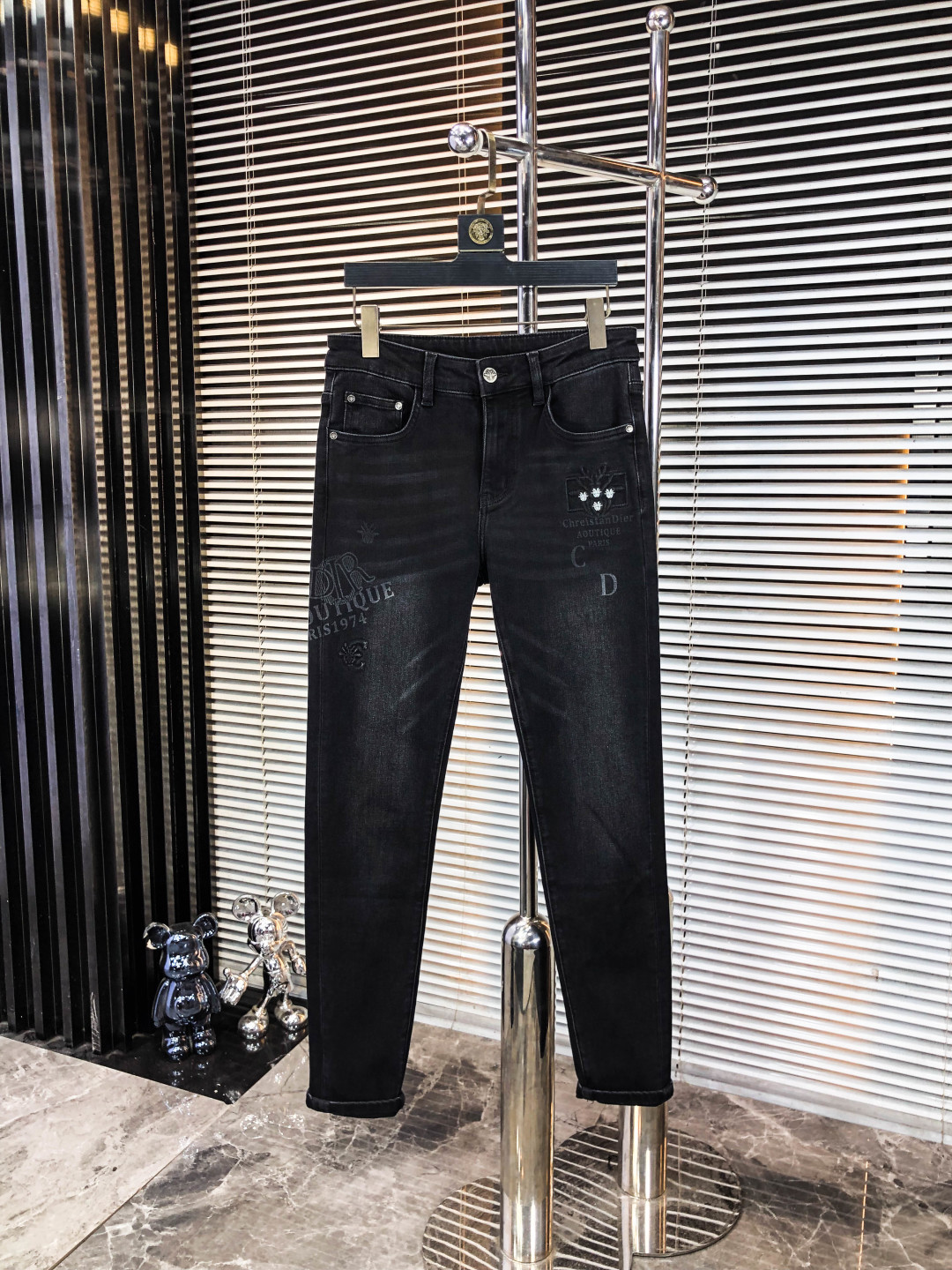 NO:546402,.Dior.'s official counter is released simultaneously, 2025SS autumn and winter new men's casual jeans, original single quality, custom-made original denim fabric for counter, logo pattern design, 5-pants original hardware and auxiliary materials decoration, three-dimensional and clear, f super trendy and personalized, fashionable and stylish on the upper body!  Trendy men's must-have items, 29-38,,dior,jeans,alexander wang19860909.Dior.官网专柜同步发售,2025SS秋冬新品男士休闲牛仔裤,原单品质,专柜定制原版牛仔面料,logo图案设计,5裤身原版五金辅料装饰,立体清晰,f超级潮流个性,上身时尚有型！潮男必备单品 码数29-38,,dior,jeans,alexander wang,Men's clothing