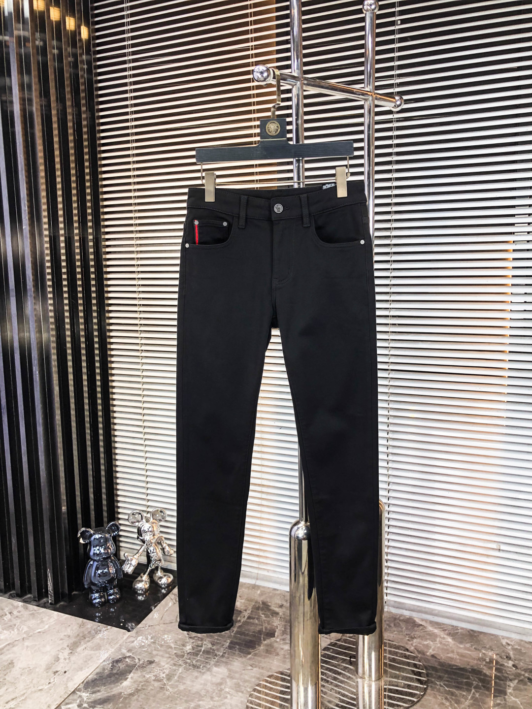 NO:546427,.录口. The official counter is released simultaneously, 2025SS autumn and winter new men's casual jeans, original single quality, customized original denim fabric for counter, logo pattern design, 5-pants original hardware and auxiliary materials decoration, three-dimensional and clear, f super trendy and personalized, fashionable and stylish upper body!  Must-have items for trendy men, 29-38, Moncler, jeans, alexander wang19860909.蒙口.官网专柜同步发售,2025SS秋冬新品男士休闲牛仔裤,原单品质,专柜定制原版牛仔面料,logo图案设计,5裤身原版五金辅料装饰,立体清晰,f超级潮流个性,上身时尚有型！潮男必备单品 码数29-38,,Moncler,jeans,alexander wang,Men's clothing