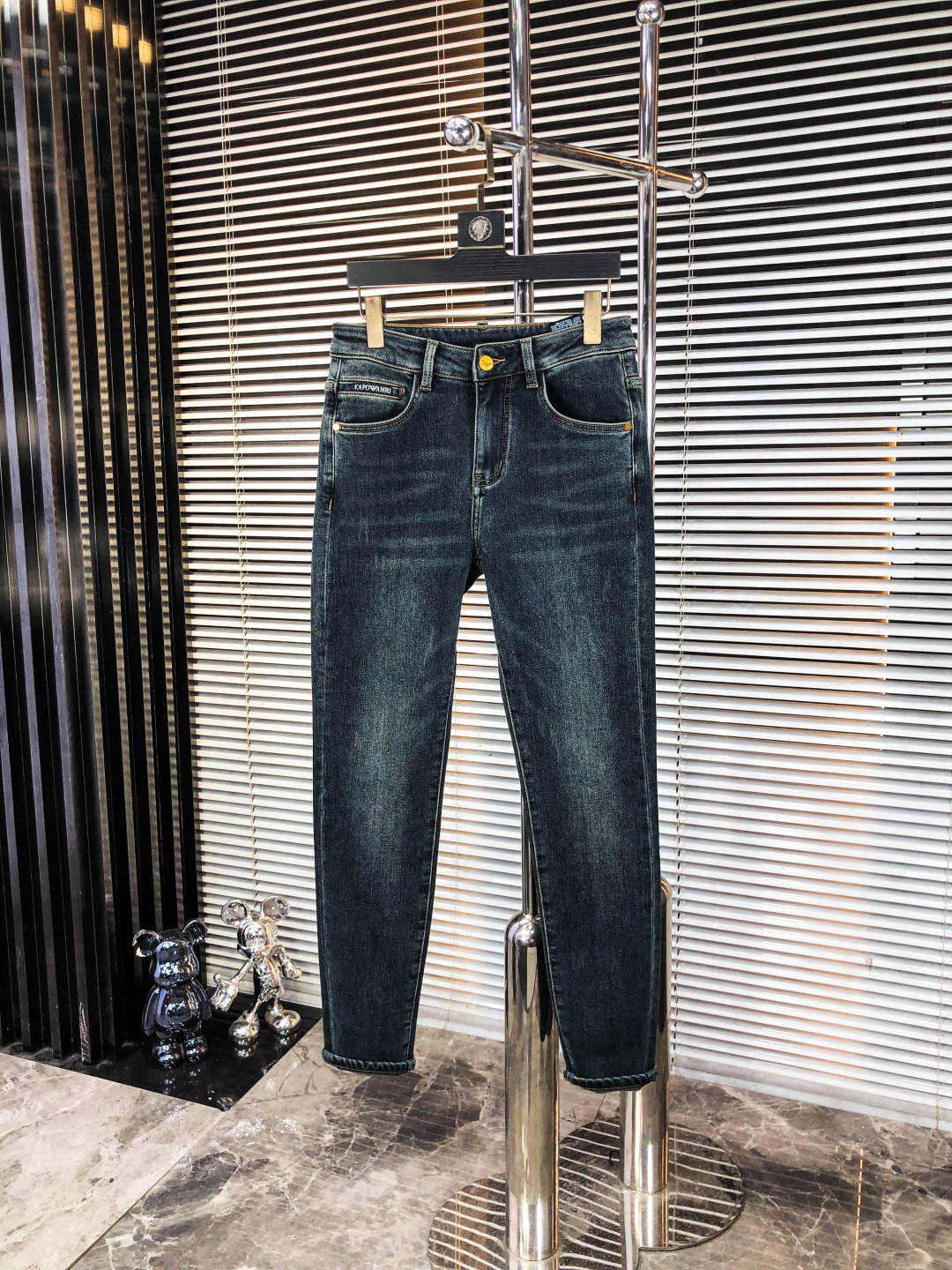 NO:546433,.Amani. The official counter is released simultaneously, 2025SS autumn and winter new men's casual jeans, original single quality, custom-made original denim fabric for counter, logo pattern design, 5-pants original hardware and auxiliary materials decoration, three-dimensional and clear, f super trendy and personalized, fashionable and stylish on the upper body!  Trendy men's must-have items, number 29-38,,armani,jeans,alexander wang19860909.阿玛尼.官网专柜同步发售,2025SS秋冬新品男士休闲牛仔裤,原单品质,专柜定制原版牛仔面料,logo图案设计,5裤身原版五金辅料装饰,立体清晰,f超级潮流个性,上身时尚有型！潮男必备单品 码数29-38,,armani,jeans,alexander wang,Men's clothing