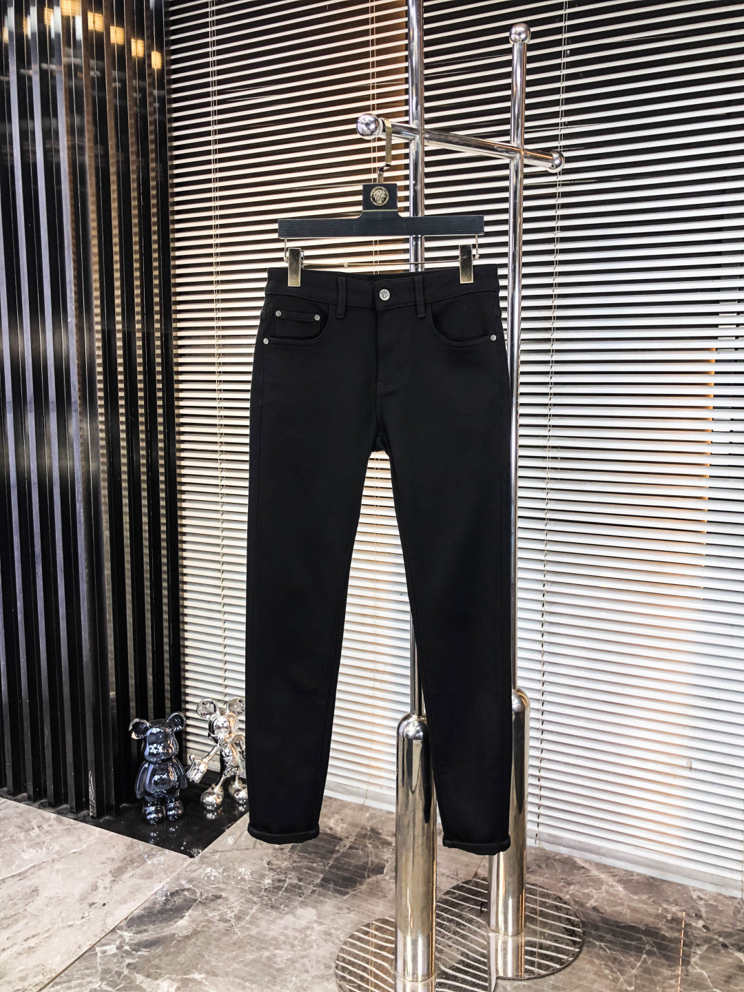 NO:546439,.Dior.'s official counter is released simultaneously, 2025SS autumn and winter new men's casual jeans, original single quality, custom-made original denim fabric for counter, logo pattern design, 5-pants original hardware and auxiliary materials decoration, three-dimensional and clear, f super trendy and personalized, fashionable and stylish on the upper body!  Trendy men's must-have items, 29-38,,dior,jeans,alexander wang19860909.Dior.官网专柜同步发售,2025SS秋冬新品男士休闲牛仔裤,原单品质,专柜定制原版牛仔面料,logo图案设计,5裤身原版五金辅料装饰,立体清晰,f超级潮流个性,上身时尚有型！潮男必备单品 码数29-38,,dior,jeans,alexander wang,Men's clothing