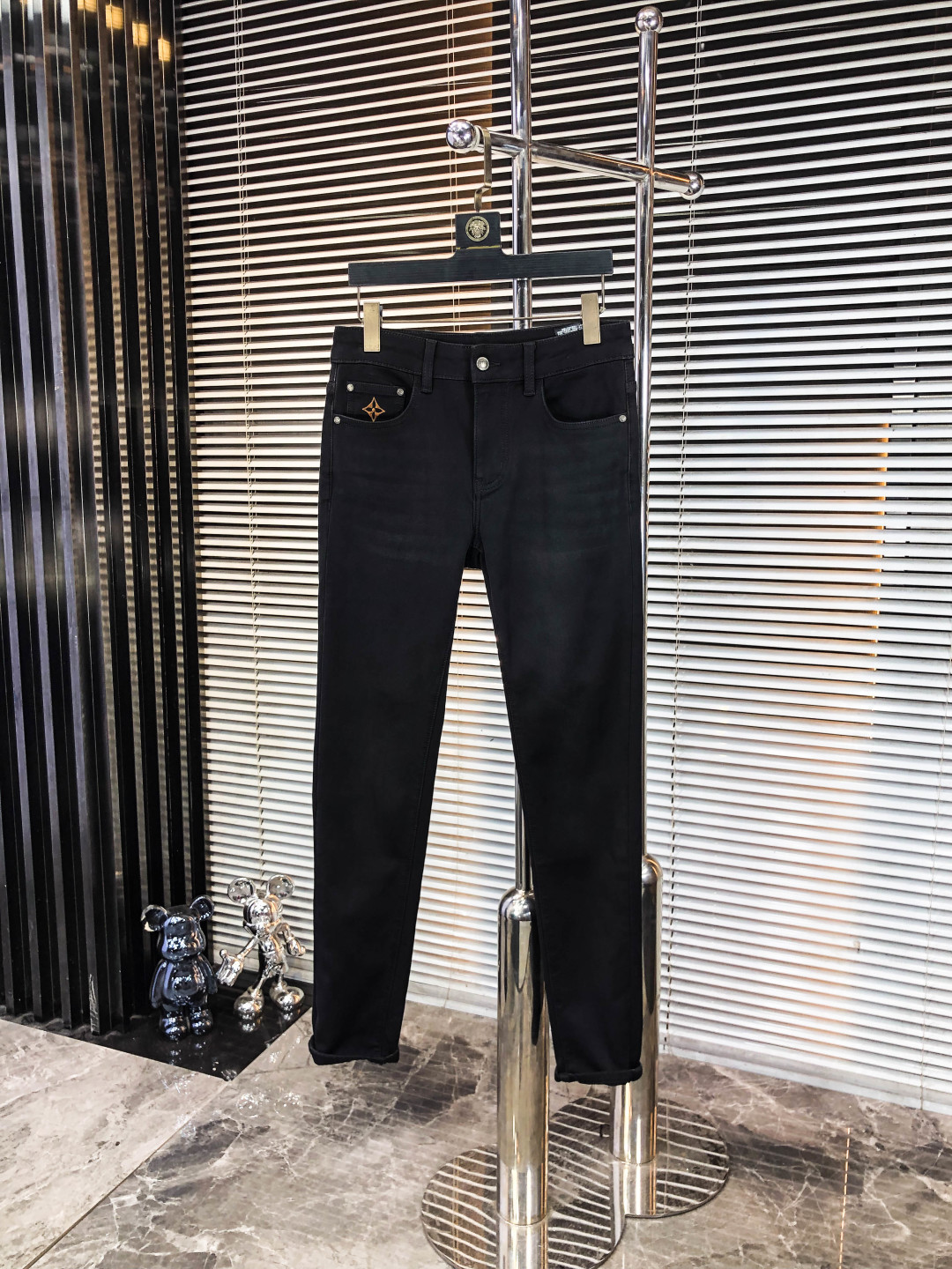 NO:546445,.LV.官网专柜同步发售,2025SS秋冬新品男士休闲牛仔裤,原单品质,专柜定制原版牛仔面料,logo图案设计,5裤身原版五金辅料装饰,立体清晰,f超级潮流个性,上身时尚有型！  Trendy men's must-have items 29-38, louis vuitton, jeans, alexander wang19860909.LV.官网专柜同步发售,2025SS秋冬新品男士休闲牛仔裤,原单品质,专柜定制原版牛仔面料,logo图案设计,5裤身原版五金辅料装饰,立体清晰,f超级潮流个性,上身时尚有型！潮男必备单品 码数29-38,,louis vuitton,jeans,alexander wang,Men's clothing